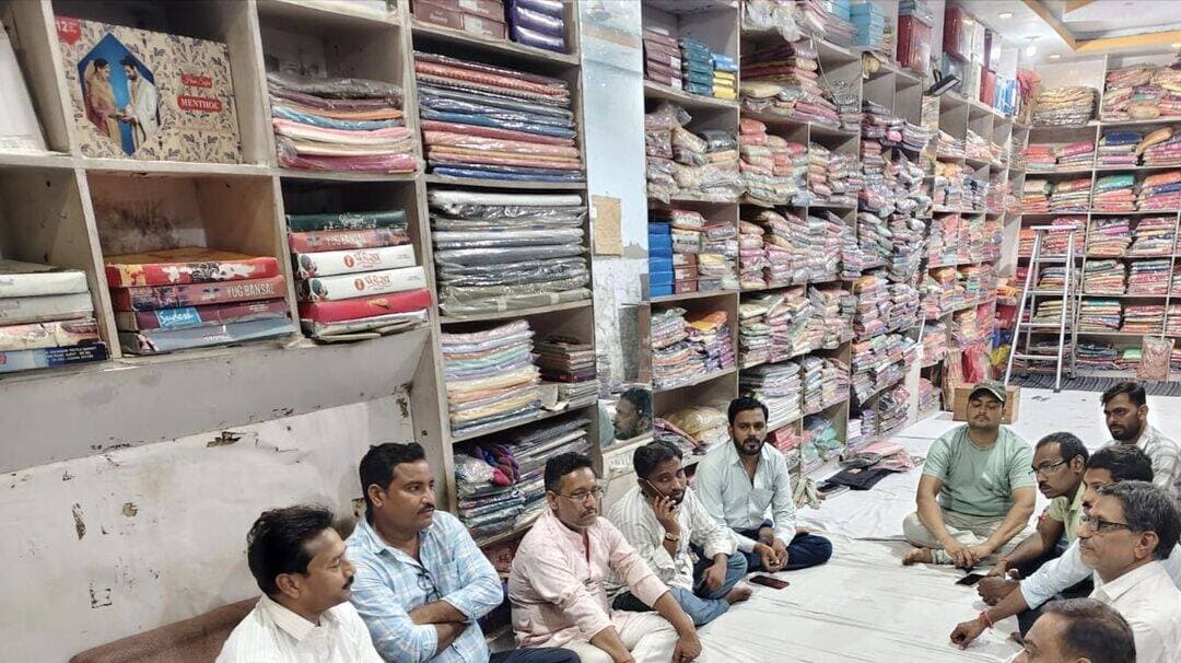 छोटे व्यापारियों की समस्याओं के समाधान पर जोर, व्यापार मंडल की मासिक बैठक सम्पन्न
प्रतिनिधि उद्योग व्यापार मंडल की दिबियापुर नगर कार्यकारिणी की मासिक बैठक रविवार सायं नगर अध्यक्ष संतोष सोनी के आवास पर आयोजित की गई। बैठक की अध्यक्षता जिला उपाध्यक्ष श्याम बाबू गुप्ता ने की, जबकि जिला उपाध्यक्ष नरेंद्र राठौर विशेष रूप से उपस्थित रहे।
बैठक में संगठन को और अधिक मजबूत बनाने के लिए नगर कार्यकारिणी में सदस्यों एवं पदाधिकारियों की संख्या बढ़ाने, नियमित रूप से मासिक बैठकें आयोजित करने तथा छोटे व्यापारियों को आ रही समस्याओं के त्वरित समाधान के लिए प्रभावी प्रयास करने पर विस्तार से चर्चा की गई।
वक्ताओं ने कहा कि व्यापारियों की समस्याओं को प्रशासन तक पहुंचाकर उनके समाधान के लिए संगठन लगातार कार्य करता रहेगा। साथ ही नगर के अधिक से अधिक व्यापारियों को संगठन से जोड़ने पर भी बल दिया गया।
बैठक में नगर अध्यक्ष संतोष सोनी, कोषाध्यक्ष अमित पोरवाल, युवा नगर अध्यक्ष विशाल राठौर, मुकेश कुमार गुप्ता सहित अनेक पदाधिकारी एवं सदस्य उपस्थित रहे।
जानकारी भरोसे की
दिबियापुर द लीजेंड<nis:link nis:type=tag nis:id=dibiyapur nis:value=Dibiyapur nis:enabled=true nis:link/> <nis:link nis:type=tag nis:id=vyaparmandal nis:value=VyaparMandal nis:enabled=true nis:link/> <nis:link nis:type=tag nis:id=दिबियापुर_द_लीजेंड nis:value=दिबियापुर_द_लीजेंड nis:enabled=true nis:link/> <nis:link nis:type=tag nis:id=जानकारी_भरोसे_की nis:value=जानकारी_भरोसे_की nis:enabled=true nis:link/> <nis:link nis:type=tag nis:id=auraiyanews nis:value=AuraiyaNews nis:enabled=true nis:link/>