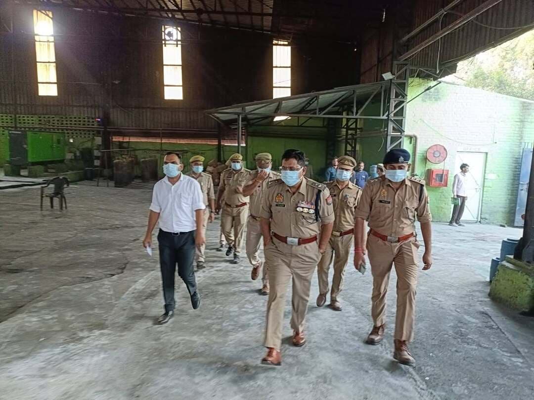 🚨 शामली पुलिस का बड़ा एक्शन — 1,999 किलो से ज्यादा नशीला पदार्थ नष्ट
‘ऑपरेशन दहन’ अभियान के तहत शामली पुलिस ने एनडीपीएस एक्ट से संबंधित मुकदमों में बरामद 1,999.653 किलोग्राम नशीले पदार्थ को माननीय न्यायालय के आदेश के अनुपालन में नष्ट कराया।
पुलिस के अनुसार, थाना कैराना, आदर्श मंडी, थानाभवन और बाबरी से संबंधित मामलों में बरामद नशीले पदार्थों का नमूना निकालने के बाद शेष माल का विनिष्टीकरण कराया गया। यह कार्रवाई 14 सितंबर 2026 को मेरठ स्थित सिनर्जी वेस्ट मैनेजमेंट, सुभारती मेडिकल कॉलेज में स्थापित इंसुलेटर भट्टी में की गई।
नष्ट किए गए माल में—
🔹 डोडा: 1,771.425 किग्रा
🔹 गांजा: 100.495 किग्रा
🔹 कोडिन सिरप: 103.320 किग्रा
🔹 चरस: 15.818 किग्रा
🔹 स्मैक: 8.595 किग्रा
पुलिस अधीक्षक शामली एन.पी. सिंह के निर्देशन में हुई इस कार्रवाई के दौरान अपर पुलिस अधीक्षक सुमित शुक्ला, क्षेत्राधिकारी जितेन्द्र सिंह यादव, प्रभारी डीसीआरबी राजेन्द्र गिरी आदि मौजूद रहे।
#ShamliPolice #OperationDahan #DrugFreeIndia #NDPSAct #ShamliNews