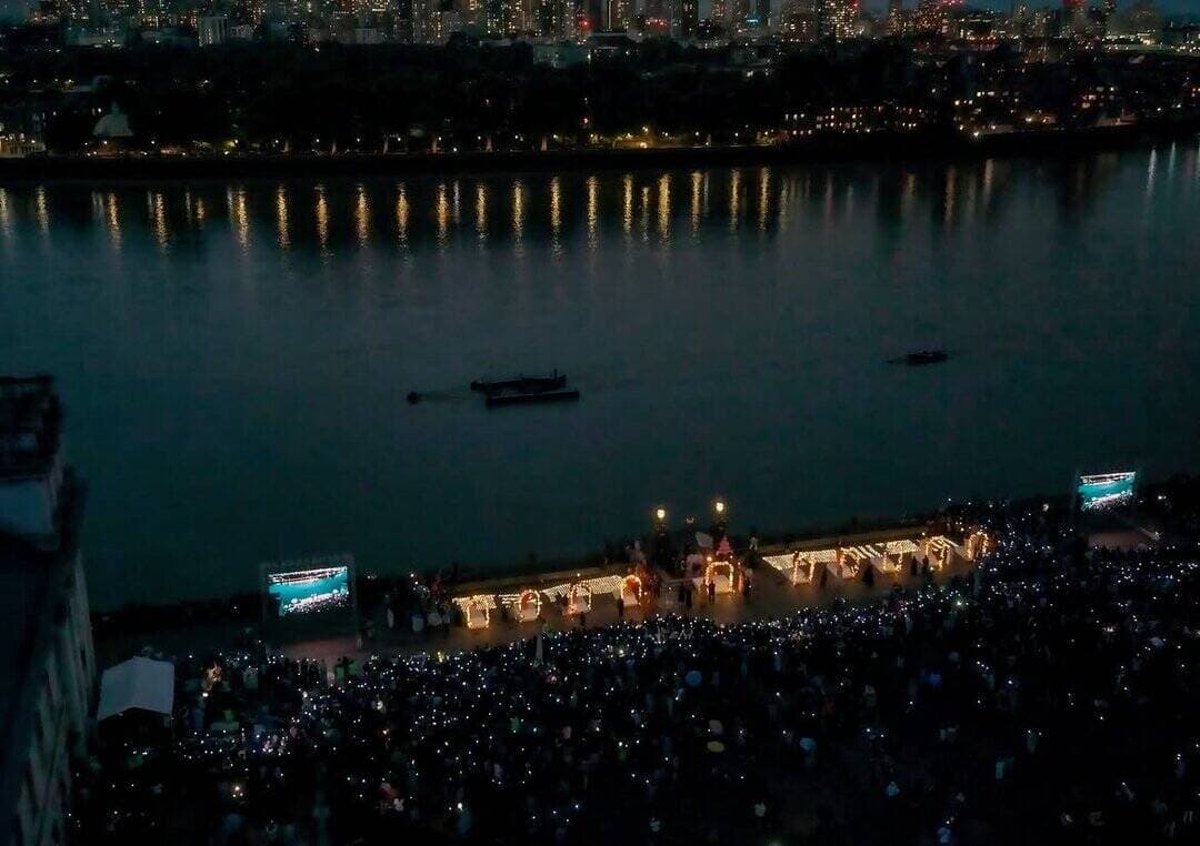 #GangaAarti : #लंदन में वैदिक मंत्रो की गूंज
#London में रविवार को पहली बार थेम्स नदी के किनारे गंगा आरती का आयोजन हुआ इस आरती में हजारों लोग शामिल हुए थे। भजन और मंत्रों के जाप के साथ हुई आरती ने थेम्स के किनारे वाराणसी के घाटों जैसी झलक दिखाई।
#IndianCulture #sanatandharma #GangaAarti #London #ThamesRiver #IndianCulture #HarHarGange