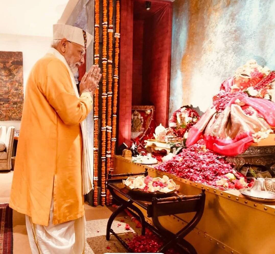 गणेश चतुर्थी के अवसर पर केंद्रीय मंत्री पीयूष गोयल के घर पहुंचे PM मोदी, लिया बप्पा का आशीर्वाद. देखें फोटोज़...
#GaneshChaturthi #GaneshUtsav #PMModi #PiyushGoyal #Ganpati