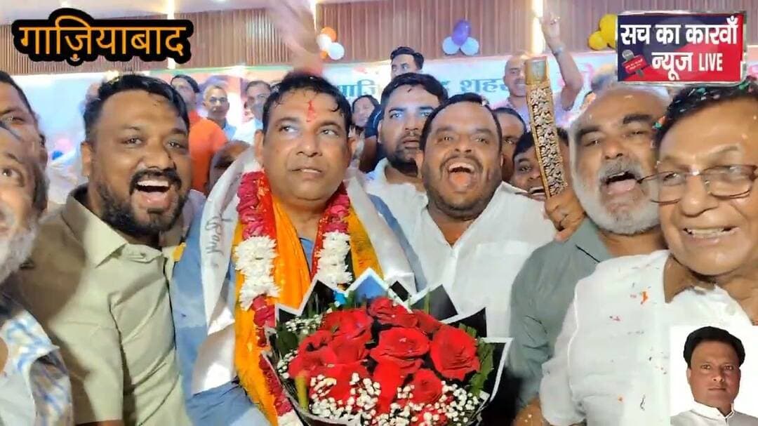 तलवार से केक काटकर विधायक संजीव शर्मा जी ने राजू छाबड़ा जी का मुंह मीठा किया#news#