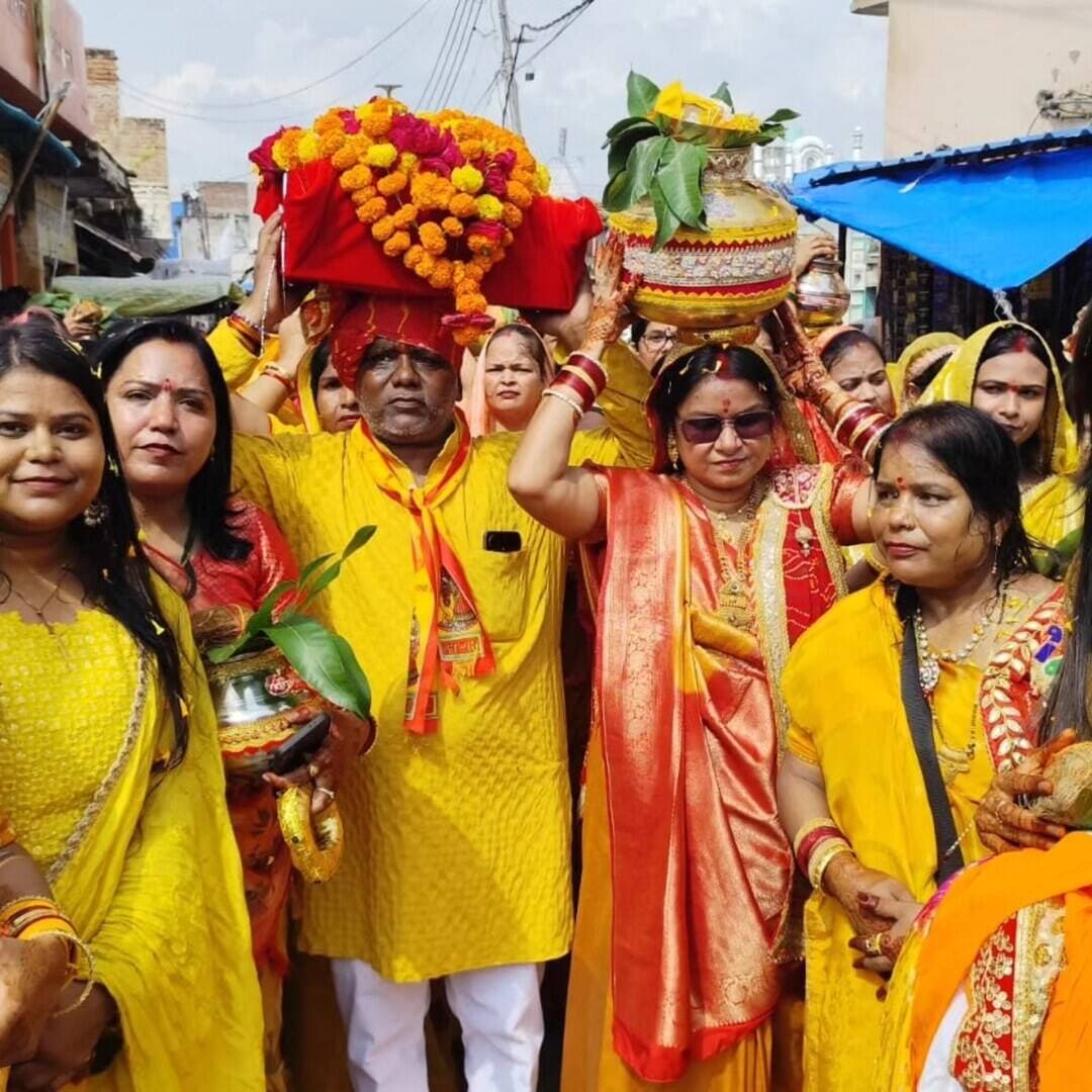 भव्य कलश यात्रा के साथ श्रीमद्भागवत कथा का शुभारंभ, भक्तिमय हुआ कोंच
कोंच। कस्बे के बल्दाऊ धर्मशाला के पास संयोजित श्रीमद्भागवत कथा के शुभारंभ से पूर्व निकाली गई भव्य कलश यात्रा पर जगह-जगह पुष्प वर्षा की गई। कलश यात्रा नगर के केलर गंज से शुरू होकर विभिन्न मार्गों से होते हुए सागर तालाब स्थित बल्दाऊ धर्मशाला पहुंची। यात्रा के दौरान श्रद्धालुओं ने भजन-कीर्तन करते हुए माहौल को भक्तिमय बना दिया।
कलश यात्रा केलर गंज से प्रारंभ होकर नई बस्ती, रामगंज बाजार, नगर पालिका और सागर चौकी होते हुए बल्दाऊ धर्मशाला पहुंची। यात्रा में बड़ी संख्या में महिलाएं और पुरुष श्रद्धालु शामिल हुए। श्रद्धालु भगवान के जयकारे लगाते हुए चल रहे थे। रास्ते में लोगों ने कलश यात्रा का स्वागत भी किया। श्रीमद्भागवत कथा के परीक्षित संतोष गिरवासिया और अर्चना गिरवासिया सिर पर श्रीमद्भागवत पुराण धारण कर कलश यात्रा में चल रहे थे। वहीं भागवताचार्य आचार्य रामानंद दास महाराज, रामकुंज अयोध्या धाम, रथ पर सवार होकर यात्रा में शामिल हुए। उनके साथ चल रहे श्रद्धालुओं ने धार्मिक जयघोष किए। नगर पालिका पर पालिकाध्यक्ष प्रदीप गुप्ता, सुनील लोहिया और सभासदों ने कलश यात्रा का भव्य स्वागत किया। इस दौरान श्रद्धालुओं को मिष्ठान वितरित किया गया। कलशयात्रा में कमलेश गिरवासिया, संजय-मिली गिरवासिया, सुमित-दीप्ति गिरवासिया, सक्षम-दीक्षा गिरवासिया, लक्ष्मी गिरवासिया, बंटी गिरवासिया, संकल्प, बेटू, हर्ष, वान्या, मनोज इकड़या, अमित यादव, अनुज त्रिपाठी, अशोक गुर्जर, रविकांत कुशवाहा, बादाम कुशवाहा, प्रभुदयाल गौतम सहित सैकड़ों महिलाएं और पुरुष श्रद्धालु मौजूद रहे।