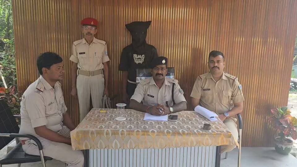 टावर से केबल काट रहा था युवक, पुलिस ने धर दबोचा
सर्कस मैदान के सामने हुई चोरी का खुलासा, एक गिरफ्तार, केबल, एसी पाइप सहित तांबा-एल्युमिनियम तार बरामद
बोकारो:- बोकारो सेक्टर-4 स्थित सर्कस मैदान के सामने टावर से केबल चोरी के मामले का पुलिस ने खुलासा करते हुए एक 19 वर्षीय युवक को गिरफ्तार किया है। गिरफ्तार युवक की पहचान गौतम कुमार के रूप में हुई है। पुलिस के अनुसार, आरोपी विश्वकर्मा मंदिर के पास एसी का तार काटने की तैयारी में था, तभी पुलिस ने घेराबंदी कर उसे पकड़ लिया। पुलिस की पूछताछ में टावर एवं एसी के तार काटकर चोरी करने और उन्हें बेचने की बात सामने आई। आरोपी की निशानदेही पर पुलिस ने चोरी का केबल, एसी पाइप तथा तांबा एवं एल्युमिनियम के तार बरामद किए हैं। कार्रवाई के बाद आरोपी को न्यायिक अभिरक्षा में भेज दिया गया। बताया गया कि 27 अगस्त को टावर से केबल चोरी की घटना सामने आई थी। इसके बाद पुलिस चोर की तलाश में जुटी थी। पुलिस अधीक्षक के निर्देश पर नगर डीएसपी के नेतृत्व में टीम गठित की गई। टीम ने सूचना तंत्र को मजबूत करते हुए संदिग्ध युवक की गतिविधियों पर नजर रखी। इसी क्रम में 14 सितंबर की रात पुलिस को सूचना मिली कि एक युवक विश्वकर्मा मंदिर के पास एसी के तार काटने की तैयारी में है। सूचना के आधार पर पुलिस टीम ने मौके पर घेराबंदी की और गौतम कुमार को पकड़ लिया। पूछताछ एवं उसकी निशानदेही पर चोरी की सामग्री बरामद की गई। पुलिस की इस कार्रवाई से टावर एवं केबल चोरी की घटनाओं पर अंकुश लगाने में मदद मिलने की उम्मीद है।