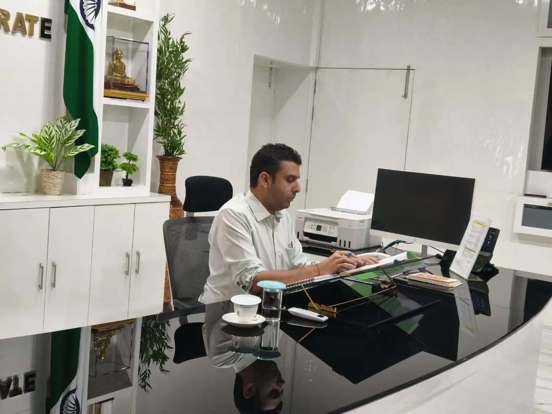 जिला पदाधिकारी, बेगूसराय श्री रिची पांडेय की अध्यक्षता में सोमवार को कार्यालय प्रकोष्ठ में सहकारिता विभाग की जिला स्तरीय समन्वय समिति एवं जिला सहकारिता विभाग की डीसीडीसी की बैठक आयोजित की गई।
बैठक में खरीफ एवं रबी सीजन 2025-26 तथा वर्तमान खरीफ सीजन से संबंधित विभिन्न बिंदुओं की समीक्षा करते हुए अधिकारियों से आवश्यक जानकारी ली गई। जिला पदाधिकारी ने संबंधित अधिकारियों को योजनाओं एवं कार्यों के प्रभावी क्रियान्वयन, समयबद्ध कार्रवाई तथा किसानों को ससमय लाभ उपलब्ध कराने को लेकर आवश्यक निर्देश दिए।
IPRD Bihar
#begusarai
Co-operative Department, Government of Bihar