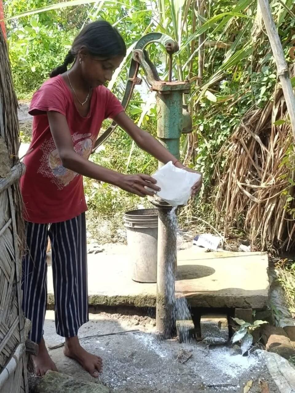 बाढ़ की स्थिति में सुधार, संक्रमण की रोकथाम को लेकर प्रशासन सतर्क।
बेगूसराय जिले में बाढ़ का पानी धीरे-धीरे घट रहा है। जलस्तर में कमी के बाद संभावित जलजनित बीमारियों एवं संक्रमण की रोकथाम को लेकर जिला प्रशासन द्वारा प्रभावित क्षेत्रों में स्वच्छता, फॉगिंग, ब्लीचिंग एवं स्वास्थ्य सेवाओं को प्राथमिकता दी जा रही है।
14 सितंबर को गंगा नदी का जलस्तर 42.79 मीटर दर्ज किया गया।
प्रभावित क्षेत्रों में 113 सामुदायिक रसोई संचालित हैं, जबकि अब तक 11,16,917 भोजन उपलब्ध कराए गए हैं।
71 मेडिकल कैंप एवं 4 बोट एम्बुलेंस के माध्यम से स्वास्थ्य सेवाएं जारी हैं और 46,583 लोगों का उपचार किया जा चुका है।
पशु चिकित्सा के लिए 78 शिविर संचालित हैं, जहां 12,931 पशुओं का उपचार किया गया है। प्रशासन द्वारा प्रभावित क्षेत्रों में स्वच्छता, स्वास्थ्य, पेयजल एवं राहत कार्यों की लगातार निगरानी की जा रही है।
IPRD Bihar
#begusarai