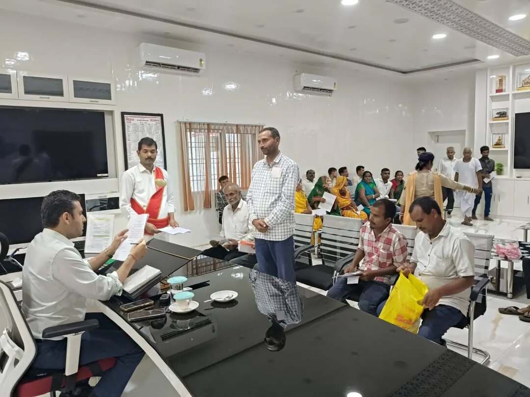 “सबका सम्मान, जीवन आसान” अभियान के तहत जिला पदाधिकारी श्री रिची पांडेय की अध्यक्षता में समाहरणालय में जनता दरबार आयोजित किया गया।
इसमें विभिन्न क्षेत्रों से पहुंचे नागरिकों की समस्याओं एवं शिकायतों से संबंधित 35 आवेदन प्राप्त हुए।
जिला पदाधिकारी ने संबंधित पदाधिकारियों को आवेदनों की संवेदनशीलता एवं निष्पक्षता के साथ जांच कर समयबद्ध एवं गुणवत्तापूर्ण निष्पादन सुनिश्चित करने का निर्देश दिया। जनता दरबार का जिला प्रशासन के आधिकारिक फेसबुक माध्यम से लाइव प्रसारण भी किया गया। जिला प्रशासन द्वारा प्रत्येक सप्ताह सोमवार एवं शुक्रवार को जनता दरबार आयोजित किया जाता है।
IPRD Bihar
#begusarai