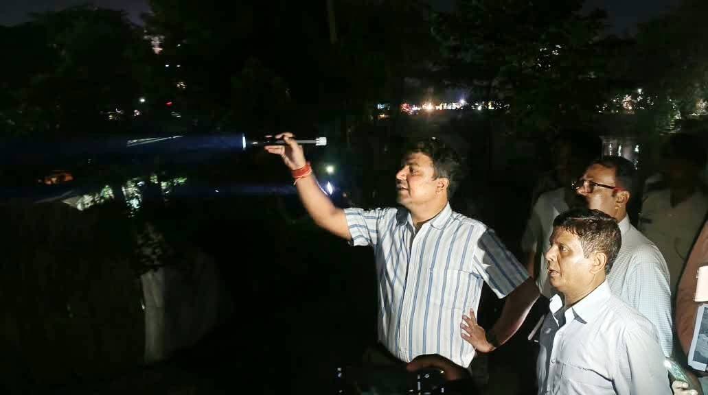 आज दिनांक 14.09.2026 को जिला पदाधिकारी, रोहतास श्री दीपक कुमार मिश्रा द्वारा सासाराम नगर निगम क्षेत्र में प्रस्तावित सीवरेज ट्रीटमेंट प्लांट के निर्माण हेतु उपयुक्त स्थल के चयन के उद्देश्य से बेदा क्षेत्र का स्थल निरीक्षण किया गया।
निरीक्षण के दौरान जिला पदाधिकारी द्वारा प्रस्तावित स्थल पर उपलब्ध भूमि, भूमि की स्थिति एवं सीवरेज ट्रीटमेंट प्लांट के निर्माण के लिए उसकी उपयुक्तता का जायजा लिया गया। उन्होंने संबंधित विभागों के पदाधिकारियों से भूमि की उपलब्धता, तकनीकी आवश्यकताओं तथा परियोजना के क्रियान्वयन से जुड़े विभिन्न पहलुओं की जानकारी ली।
जिला पदाधिकारी ने संबंधित पदाधिकारियों को आपसी समन्वय के साथ आवश्यक प्रक्रिया को आगे बढ़ाने तथा स्थल चयन से संबंधित सभी बिंदुओं का समुचित परीक्षण करने का निर्देश दिया, ताकि सासाराम नगर निगम क्षेत्र में सीवरेज व्यवस्था को सुदृढ़ करने की दिशा में परियोजना को प्रभावी ढंग से आगे बढ़ाया जा सके। इस दौरान नगर आयुक्त, नगर निगम सासाराम तथा सिंचाई विभाग एवं बुडको के संबंधित पदाधिकारी उपस्थित रहे।
#IPRD
#PublicService
#BiharGovernment
Urban Development & Housing Dept, Govt. of Bihar
Information & Public Relations Department, Government of Bihar