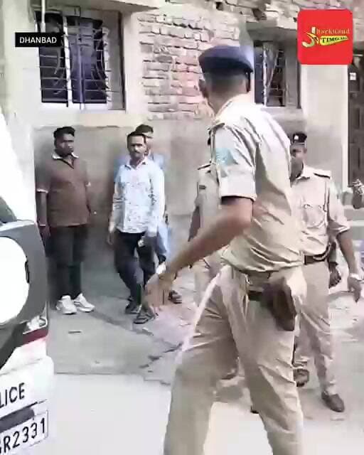 पुलिस के सामने वासेपुर में पिटा गैंगस्टर प्रिंस खान का भाई बंटी, भीड़ से उठी एनकाउंटर की आवाज !