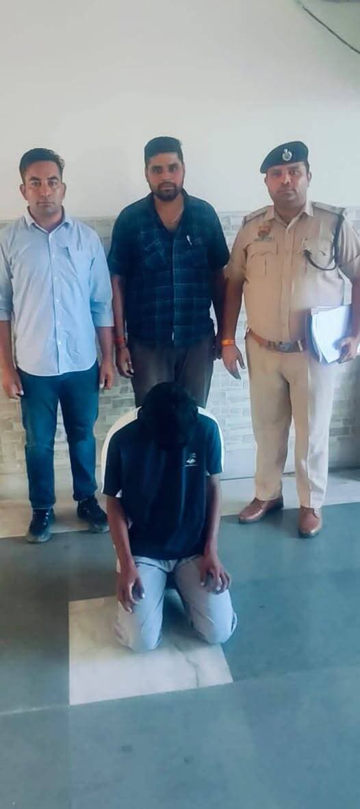 साइबर ठगी के लिए 7 लोगों के बैंक खातों का दुरुपयोग करने वाला आरोपी पंचकूला पुलिस की गिरफ्त में
पुलिस की अपील: अपना बैंक खाता, एटीएम कार्ड व पिन किसी को न दें, वरना साइबर ठगी की रकम आने पर आप भी फंस सकते हैं कानूनी कार्रवाई के शिकंजे में
पंचकूला/ 14 सितंबर:- साइबर अपराधों पर प्रभावी अंकुश लगाने तथा साइबर ठगी में इस्तेमाल किए जा रहे म्यूल बैंक खातों पर कार्रवाई के लिए पंचकूला पुलिस कमिश्नर आईपीएस पंकज नैन के निर्देशानुसार विशेष अभियान चलाया जा रहा है। इसी अभियान के तहत थाना साइबर क्राइम सेक्टर-20 पंचकूला पुलिस ने साइबर ठगी की रकम को बैंक खातों में मंगवाकर एटीएम के माध्यम से निकलवाने के मामले में एक आरोपी को गिरफ्तार किया है। आरोपी की पहचान विशाल कुमार निवासी जिला सोनीपत, हाल निवासी पिंजौर, जिला पंचकूला, उम्र 22 वर्ष के रूप में हुई है।
साइबर थाना प्रभारी युद्धवीर सिंह ने बताया कि म्यूल बैंक खातों की जांच के दौरान संदिग्ध बैंक खातों में साइबर ठगी से संबंधित शिकायतें पाई गईं। जांच में सामने आया कि आरोपी विशाल कुमार ने अपने साथी के साथ मिलकर लोगों को उनकी मजबूरी व दोस्ती का फायदा उठाकर गुमराह किया तथा उनके बैंक खातों की जानकारी और एटीएम कार्ड हासिल किए। आरोपियों द्वारा इन बैंक खातों में साइबर ठगी की रकम मंगवाकर एटीएम के माध्यम से पैसे निकलवाए जाते थे। जांच के दौरान सामने आया कि आरोपियों ने 7 लोगों के बैंक खातों का दुरुपयोग किया है। पुलिस द्वारा अब तक सामने आए संदिग्ध बैंक खातों में साइबर ठगी से संबंधित करीब 8 लाख रुपये की रकम की पहचान की गई है। मामलें की जांच पीएसआई अभिषेक छिल्लर द्वारा की जा रही है।
डीसीपी क्राइम एंड ट्रैफिक आईपीएस अमरिंदर सिंह के अनुसार इस संबंध में 11 सितम्बर को थाना साइबर क्राइम सेक्टर-20 पंचकूला में बीएनएस की विभिन्न धाराओं के तहत मामला दर्ज किया गया था। हमारी टीम ने आरोपी विशाल कुमार को गिरफ्तार कर पूछताछ की। पुलिस रिमांड के दौरान आरोपी से मोबाइल फोन बरामद किया गया। इसके अलावा मामले में अन्य आरोपी की तलाश जारी है। आरोपी को 2 दिन के पुलिस रिमांड के बाद आज जेल भेज दिया है।
पंचकूला पुलिस आमजन से अपील करती है कि वे किसी भी व्यक्ति को अपना बैंक खाता, एटीएम कार्ड, एटीएम पिन, ओटीपी, बैंक पासवर्ड अथवा बैंकिंग संबंधी गोपनीय जानकारी न दें। अपने बैंक खाते का इस्तेमाल किसी अन्य व्यक्ति को न करने दें, क्योंकि साइबर ठगी की रकम आपके खाते में आने पर आपके खिलाफ भी कानूनी कार्रवाई हो सकती है। किसी भी प्रकार की साइबर ठगी होने पर तुरंत साइबर हेल्पलाइन नंबर 1930 पर शिकायत दर्ज करवाएं cybercrime पर ऑनलाइन शिकायत करें।