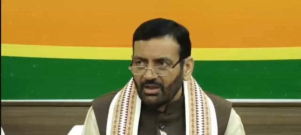 *मुख्यमंत्री नायब सिंह सैनी का पंजाब के मुख्यमंत्री भगवंत मान के पगड़ी पर बयान पर जवाब*
नकली पगड़ी बोलकर पंजाब के मुख्यमंत्री ने किया गुरुओं का अपमान-मुख्यमंत्री
पंजाब के मुख्यमंत्री ने जो बात कही है वो दुर्भाग्यपूर्ण- मुख्यमंत्री
हमारे लिए तो पगड़ी गुरुओं का सम्मान, हमारे लिए श्रद्धा, विश्वास और आदर का विषय
पगड़ी हमारे लिए हमारे गुरुओं की दी हुई परंपरा- मुख्यमंत्री
हमारे गुरुओं की दी हुई सीख पर ही चलते हुए हम अपनी सरकार चला रहे हैं
भगवंत मान इस पगड़ी को नकली बता रहे हैं, तो पंजाब के लोगों से वो माफी मांगे
उन्होंने पंजाब की जनता का अपमान किया है, वे गुरुओं और पंजाब की जनता से मांगे माफी
गुरुओं की शहादत की वजह से ही आज हम यहाँ बैठे हैं- मुख्यमंत्री