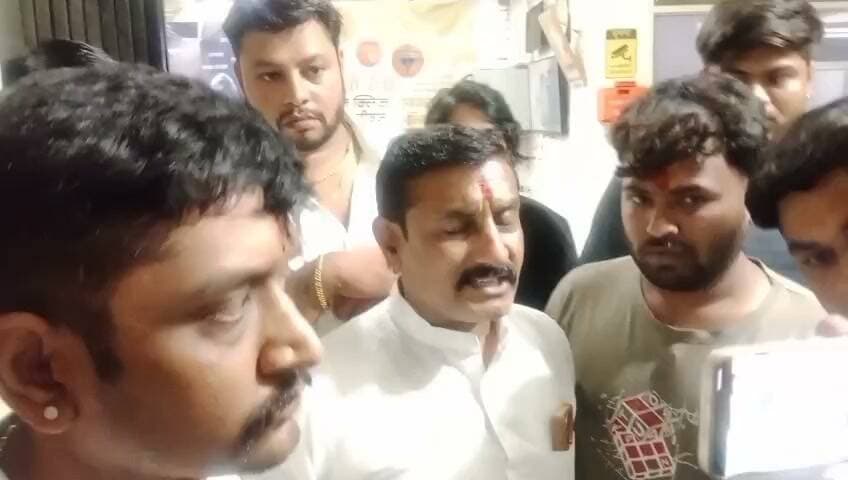 देवास के गजरा गियर चौराहे पर गणेश पंडाल की लाइट काटने को लेकर विवाद! ⚡
मामला पहुंचा कोतवाली थाने तक… पार्षद शीतल गहलोत अपनी टीम के साथ थाने पहुंचे।
आखिर लाइट काटने को लेकर क्या हुआ विवाद?
मामले पर शीतल गहलोत ने क्या कहा?
🎙️ सुनिए, शीतल गहलोत की जुबानी…
आपकी राय क्या है? कमेंट में बताइए।
#Dewas #DewasNews #GaneshUtsav #GaneshPandal #TimesMP