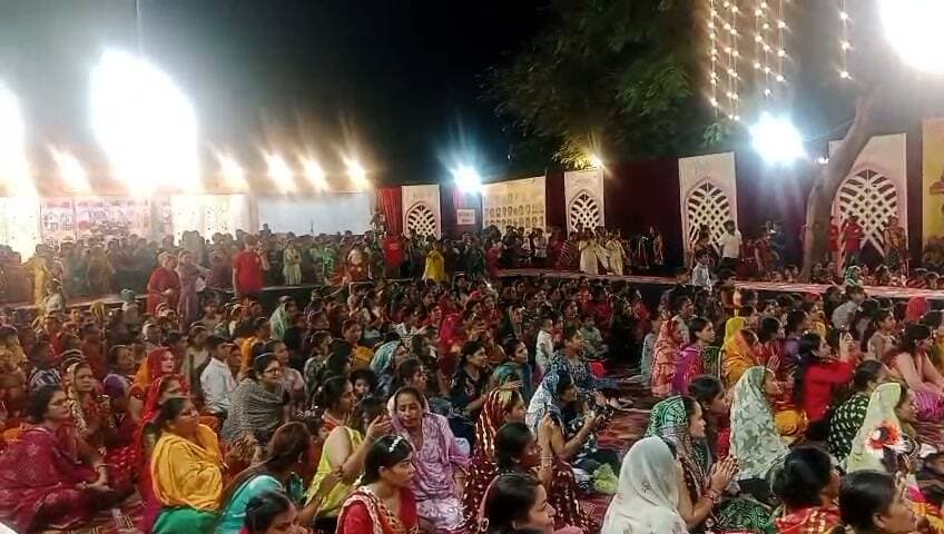 हरतालिका तीज की भक्ति में रंगा देवास 🙏🌺
लाल गेट के राजा गणेश पंडाल में संस्था सिद्धि विनायक द्वारा भजन संध्या एवं रात्रि जागरण का आयोजन किया गया। भजनों की मधुर गूंज के बीच बड़ी संख्या में महिलाओं ने शामिल होकर भक्ति और आस्था का उत्सव मनाया। 🪔✨
भक्ति, संगीत और आस्था से सजी हरतालिका तीज की ये रात… देखिए खास झलक।
#हरतालिका_तीज #देवास #लालगेटकेराजा #गणेशउत्सव #भजनसंध्या