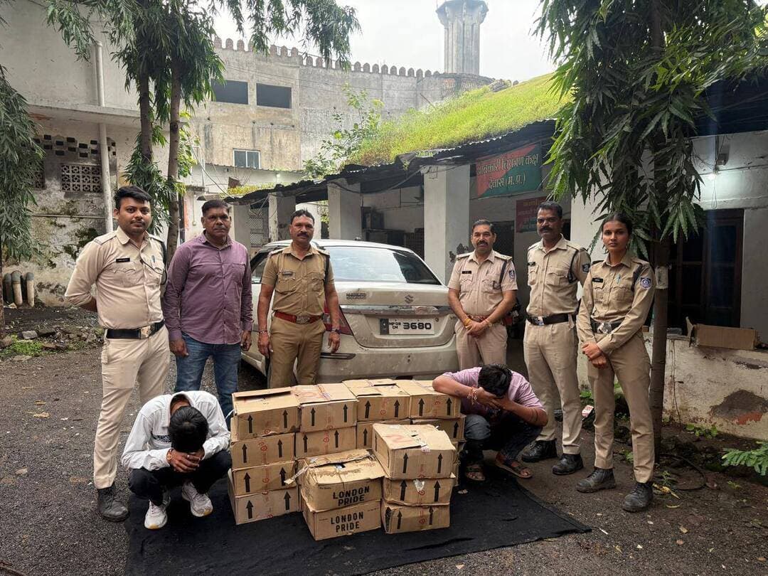 कार से 22 पेटी अवैध शराब जब्त, दो आरोपी गिरफ्तार
इंदौर से देवास लाई जा रही थी मदिरा, शराब और कार की कीमत करीब 3.93 लाख रुपए
देवास। अवैध मदिरा के निर्माण, संग्रहण और परिवहन के खिलाफ आबकारी विभाग ने कार्रवाई करते हुए कार से 22 पेटी देशी-विदेशी शराब जब्त की है। कार्रवाई में दो आरोपियों को गिरफ्तार किया गया है। जब्त शराब और वाहन का अनुमानित बाजार मूल्य करीब 3 लाख 93 हजार रुपए बताया गया है।
आबकारी विभाग के दल ने खारी बावड़ी, अखाड़ा रोड और मालीपुरा क्षेत्र में कार्रवाई करते हुए एक कार की तलाशी ली। तलाशी के दौरान कार से 20 पेटी देशी मदिरा प्लेन और 2 पेटी व्हिस्की, कुल 198 बल्क लीटर मदिरा बरामद हुई।
प्रारंभिक जांच में सामने आया कि रोहित जाधव और अर्पित चौहान, दोनों निवासी देवास, कथित रूप से यह मदिरा इंदौर से अवैध रूप से संग्रह कर देवास में परिवहन कर रहे थे। आबकारी विभाग ने दोनों के खिलाफ मध्यप्रदेश आबकारी अधिनियम, 1915 की धारा 34(1)(क) एवं 34(2) के तहत प्रकरण दर्ज कर जांच शुरू कर दी है।
इंदौर की सप्लाई होने की आशंका
विभाग के अनुसार जब्त मदिरा प्रथम दृष्टया इंदौर जिले की सप्लाई वाली प्रतीत हो रही है। शराब कहां से लाई गई और इसके पीछे सप्लाई नेटवर्क में कौन-कौन लोग शामिल हैं, इसकी जांच की जा रही है।
कार्रवाई में आबकारी उपनिरीक्षक प्रेम यादव, राजाराम रायकवार और दीपक धुरिया, आबकारी आरक्षक निहाल खत्री, निकिता परमार तथा सैनिक अनिल चौहान शामिल रहे।