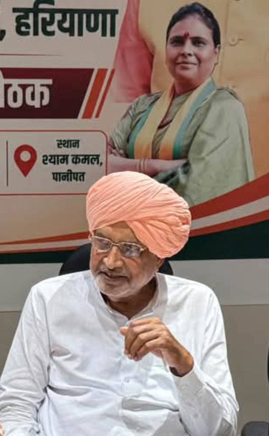 कृषि एवं किसान कल्याण तथा बागवानी मंत्री श्याम सिंह राणा ने सोमवार को जिला भाजपा कार्यालय श्यामकमल में आयोजित पत्रकार वार्ता में प्रदेश के किसानों से अपील की कि वे आने वाले समय में मंडियों में अपनी धान की फसल को सुखा कर लाएं, ताकि उन्हें किसी भी प्रकार की दिक्कत का सामना न करना पड़े।
उन्होंने कहा कि कृषि एवं किसान कल्याण विभाग द्वारा किसानों को धान की फसल के संबंध में आवश्यक जानकारी एवं सलाह दी जा रही है। धान की फसल किसानों की प्रमुख खरीफ फसलों में शामिल है। फसल की अच्छी पैदावार के लिए किसानों द्वारा समय पर कृषि कार्य करना तथा वैज्ञानिक पद्धति अपनाना अत्यंत आवश्यक है। जिले में अधिकारियों द्वारा धान की फसल की स्थिति का नियमित रूप से जायजा लिया जा रहा है। खेतों में फसल की पैदावार, पौधों की स्थिति, पानी की उपलब्धता तथा रोग एवं कीट प्रकोप पर विभाग द्वारा निगरानी रखी जा रही है। किसानों को सलाह दी गई है कि वे अपनी फसल का नियमित निरीक्षण करें और किसी भी प्रकार की समस्या होने पर कृषि विभाग के अधिकारियों से संपर्क करें।
कृषि मंत्री श्याम सिंह राणा ने कहा कि प्रधानमंत्री नरेंद्र मोदी की पहल पर 2047 तक प्राकृतिक खेती को अपनाने पर जोर दिया जा रहा है। इसके लिए भरपूर प्रयास भी किया जा रहे हैं। उन्होंने किसानों से अपील की कि वह जैविक खेती अपनाएं और गोबर से बनने वाली खाद का उपयोग करें। इसके साथ-साथ प्राकृतिक खेती भी किसानों के लिए कारगर सिद्ध है।
कृषि मंत्री श्याम सिंह राणा ने कहा कि भारत के माननीय सर्वोच्च न्यायालय ने भी हरियाणा प्रदेश की पराली प्रबंधन की खुले मन से प्रशंसा की है। और यह सब जागरूकता अभियान के कारण ही संभव हो पाया है। इस मौके पर भारतीय जनता पार्टी के जिला अध्यक्ष दुष्यंत भट्ट भी उपस्थित रहे।