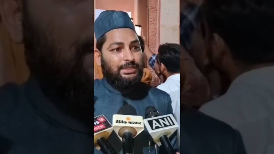 अलीगढ़ AMU में हंगामा! मेस के खाने और छात्राओं से बदसलूकी को लेकर प्रदर्शन