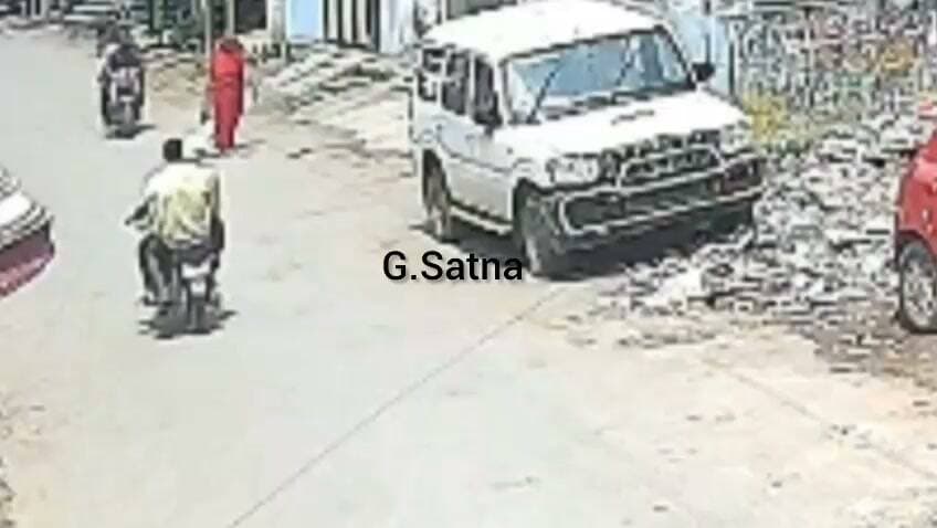 सतना के प्रेम नगर में महिला से पर्स छीनकर भाग रहे बाइक सवार बदमाशों को स्थानीय लोगों ने दबोचा, जमकर की पिटाई, किया कोतवाली पुलिस के हवाले, जाँच में जुटी पुलिस