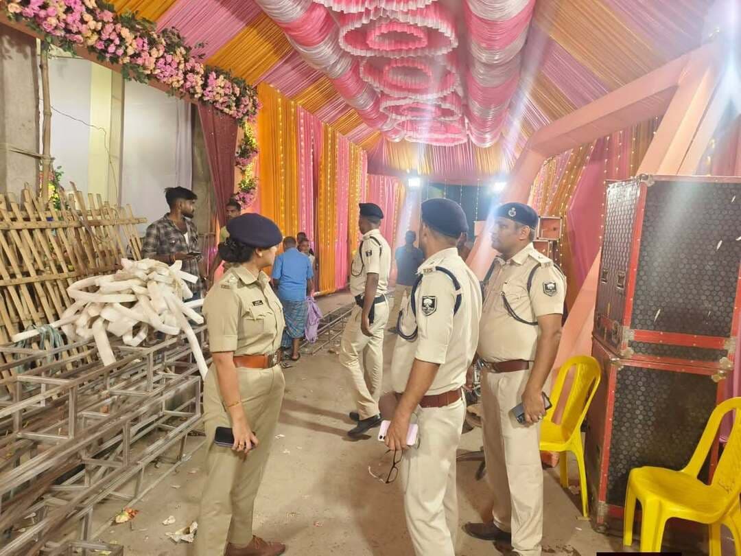 गणेश पूजा को लेकर बिरौल में पुलिस अलर्ट, ग्रामीण एसपी ने सुरक्षा व्यवस्था का लिया जायजा
दरभंगा। गणेश पूजा पर्व को शांतिपूर्ण एवं सौहार्दपूर्ण माहौल में संपन्न कराने को लेकर दरभंगा पुलिस पूरी तरह सतर्क है। इसी क्रम में 14 सितंबर 2026 को ग्रामीण पुलिस अधीक्षक, दरभंगा ने अन्य पुलिस पदाधिकारियों के साथ बिरौल थाना क्षेत्र का निरीक्षण कर सुरक्षा एवं विधि-व्यवस्था की स्थिति का जायजा लिया।
निरीक्षण के दौरान पूजा स्थलों एवं आसपास की सुरक्षा व्यवस्था की जानकारी ली गई। साथ ही विधि-व्यवस्था ड्यूटी में तैनात पुलिस पदाधिकारियों एवं पुलिसकर्मियों को आवश्यक दिशा-निर्देश दिए गए।
ग्रामीण एसपी ने पर्व के दौरान शांति व्यवस्था बनाए रखने, असामाजिक तत्वों पर नजर रखने तथा किसी भी अप्रिय स्थिति से निपटने के लिए पूरी सतर्कता बरतने का निर्देश दिया। पुलिस प्रशासन ने लोगों से आपसी भाईचारे एवं शांतिपूर्ण तरीके से पर्व मनाने की अपील की है।