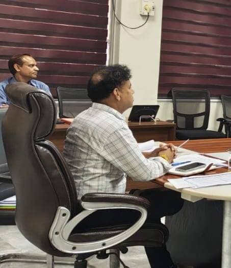 प्रधानमंत्री श्री मोदी द्वारा प्रज्ज्वलित विकास के दीपक का प्रकाश फैल रहा हैं देशभर में: मुख्यमंत्री डॉ. यादव
प्रधानमंत्री श्री मोदी के जन्म दिवस पर दीप प्रज्ज्वलित कर होगा आभार प्रदर्शन
17 सितम्बर से 17 अक्टूबर तक चलेगा सेवा-संकल्प अभियान
बेहतर समन्वय और अधिक से अधिक जनसहभागिता की जाये सुनिश्चित
मुख्यमंत्री डॉ. यादव ने की सेवा-संकल्प अभियान की तैयारियों की समीक्षा
मुख्यमंत्री डॉ. मोहन यादव ने कहा है कि प्रधानमंत्री श्री नरेन्द्र मोदी द्वारा प्रज्ज्वलित विकास के दीपक का प्रकाश देशभर में फैल रहा है। यह श्री मोदी के सेवा और जिम्मेदारी के 25 वर्षों के उजास का प्रतीक है। प्रदेश में सेवा-संकल्प अभियान 17 सितम्बर से 17 अक्टूबर तक संचालित होगा। प्रदेशवासी प्रधानमंत्री श्री मोदी के जन्म दिवस 17 सितम्बर को बड़ी संख्या में दीप प्रज्जवलित कर उनके प्रति आभार प्रदर्शित करेंगे, हमारा प्रयास हो कि इस अवसर पर दीप प्रज्ज्वलन का विश्व रिकॉर्ड कायम हो। सेवा संकल्प अभियान का आयोजन ग्राम और नगर स्तर पर अधिक से अधिक जनसहभागिता सुनिश्चित करते हुए उत्साह पूर्वक किया जाये। सभी कार्यक्रमों की पूर्व तैयारी के लिए अधिकारियों-कर्मचारियों की जिम्मेदारी तय कर प्रभावी मॉनीटरिंग हो। विभिन्न कार्यक्रमों की व्यवस्था के लिए अधिकारियों-कर्मचारियों के साथ ही जनप्रतिनिधियों से भी बेहतर समन्वय और सभी संबंधितों की शत्-प्रतिशत सहभागिता सुनिश्चित की जाए। मुख्यमंत्री डॉ. यादव ने कहा कि सेवा के रंग-राष्ट्र के संग कार्यक्रम के अंतर्गत जबलपुर में ह्युमन रंगोली का राज्य स्तरीय आयोजन किया जाएगा। मुख्यमंत्री डॉ. यादव ने सेवा संकल्प अभियान की प्रदेश में जारी तैयारियों की समत्व भवन में समीक्षा के दौरान यह निर्देश दिए।
बैठक में उप मुख्यमंत्री श्री राजेन्द्र शुक्ल, मंत्री श्री कैलाश विजयवर्गीय, मंत्री श्री प्रहलाद पटेल, मंत्री श्री राकेश सिंह, मंत्री सुश्री निर्मला भूरिया, मंत्री श्री विश्वास सारंग, श्री नागर सिंह चौहान, मंत्री श्री राकेश शुक्ला, मंत्री श्री इन्दर सिंह परमार और राज्यमंत्री श्री नरेन्द्र शिवाजी पटेल वर्चुअली शामिल हुए। समत्व भवन (मुख्यमंत्री निवास) में हुई बैठक में मुख्य सचिव श्री अशोक बर्णवाल, अपर मुख्य सचिव श्री नीरज मंडलोई, श्री केसी गुप्ता, श्री संजय दुबे, श्री अनुपम राजन, श्री संजय शुक्ला, श्री शिवशेखर शुक्ला तथा अन्य अधिकारी उपस्थित थे। बैठक से समस्त संभागायुक्त तथा जिला कलेक्टर्स वर्चुअली जुड़े।
अभियान के अंतर्गत संचालित गतिविधियों पर हुआ प्रेजेंटेशन
सेवा-संकल्प अभियान की शुरुआत प्रधानमंत्री श्री नरेन्द्र मोदी के जन्म दिवस 17 सितम्बर को आशीर्वाद का दीया कार्यक्रम अंतर्गत प्रदेश में दीप प्रज्ज्वलन के साथ होगी। उज्जैन के महाकाल महालोक सहित प्रदेश की सभी ग्राम पंचायतों और नगरीय निकायों के प्रत्येक वार्ड में शाम 7 बजे एकसाथ दीप प्रज्ज्वलित किए जाएंगे। मुख्यमंत्री डॉ. यादव, उज्जैन से कार्यक्रम में सहभागिता करेंगे। प्रदेश के सभी लाभार्थी परिवारों और संस्थाओं को दीप प्रज्जवलन में शामिल किया जाए। इसी दिन सभी स्वास्थ्य केंद्रों और मेडिकल कॉलेजों में रक्तदान शिविर आयोजित होंगे। बैठक में रक्त संग्रह, परिवहन और संग्रहण के लिए आवश्यक व्यवस्था के भी निर्देश दिए हैं। कार्यक्रम के राज्य प्रभारी, नगरीय विकास एवं आवास मंत्री श्री कैलाश विजयवर्गीय होंगे।
सेवा-संकल्प अभियान अंतर्गत मेरे सपनों का भारत कार्यक्रम में 19 से 26 सितम्बर तक जिलास्तर पर और 4 व 5 अक्टूबर को राज्यस्तर पर चित्रकला और भाषण प्रतियोगिताएं होंगी। इनमें सभी शासकीय और निजी स्कूल, कॉलेज भागीदारी करेंगे। राज्य स्तरीय प्रतियोगिता के विजेता विद्यार्थियों को पुरस्कार और मुख्यमंत्री डॉ. यादव द्वारा हस्ताक्षरित प्रमाण-पत्र वितरित किए जाएंगे। कार्यक्रम के राज्य प्रभारी, स्कूल शिक्षा मंत्री श्री राव उदय प्रताप सिंह होंगे।
नमो सेवा-अनकही कहानियां गतिविधि 19 सितम्बर से 5 अक्टूबर तक होगी, जिसके अंतर्गत विभिन्न सार्वजनिक स्थलों पर नुक्कड़ नाटकों की प्रस्तुति होगी। कार्यक्रम के राज्य प्रभारी संस्कृति मंत्री श्री धर्मेन्द्र सिंह लोधी होंगे।
आंगन मिलन सेवा का आयोजन 26 सितम्बर से 5 अक्टूबर तक सभी आंगनवाड़ियों में होगा। इसके अंतर्गत बच्चों और माताओं के लिए स्वल्पाहार, खेल सामग्री, पठन सामग्री आदि की व्यवस्था की जाएगी। मुख्यमंत्री डॉ. यादव की अपील का वीडियो भी आंगनवाड़ी में महिलाओं और बच्चों को दिखाया जाएगा। आंगन मिलन सेवा में स्वास्थ्य, पोषण, टीकाकरण, एनीमिया और स्वच्छता की जानकारी दी जाएगी। कार्यक्रम की राज्य प्रभारी महिला एवं बाल विकास मंत्री सुश्री निर्मला भूरिया होंगी।
सेवा की कहानी कार्यक्रम 17 सितम्बर से 17 अक्टूबर तक होगा। इसके अंतर्गत केन्द्र/राज्य सरकार की योजनाओं से जिन हितग्राहियों का जीवन बदला है, आभार स्वरूप उनके संदेश जारी किए जाएंगे। कार्यक्रम की राज्य प्रभारी, नगरीय विकास एवं आवास राज्यमंत्री श्रीमती प्रतिमा बागरी होंगी।
सेवा ज्योति कलश यात्रा 7 अक्टूबर को प्रत्येक विधानसभा क्षेत्र में निकाली जाएगी। इसके अंतर्गत जिला विकास पुस्तिकाओं का वितरण और जिले में हुई विकास गतिविधियों पर चर्चा होगी। कार्यक्रम के राज्य प्रभारी खेल एवं युवा कल्याण मंत्री श्री विश्वास सारंग होंगे।
वड़नगर (गुजरात)-वाराणसी सेवा यात्रा की अवधि 17 सितम्बर से 7 अक्टूबर तक रहेगी। प्रदेश के सभी जिलों से यह यात्रा गुजरेगी। कार्यक्रम के प्रभारी लोक स्वास्थ्य एवं चिकित्सा शिक्षा मंत्री श्री नरेन्द्र शिवाजी पटेल होंगे।
सेवा मेरा योगदान कार्यक्रम 2 अक्टूबर से 10 अक्टूबर तक होगा। इसके अंतर्गत समाज के सभी वर्गों और संस्थाओं की सहभागिता से विभिन्न सेवा गतिविधियां संचालित की जाएंगी। कार्यक्रम के राज्य प्रभारी लोक निर्माण मंत्री श्री राकेश सिंह होंगे।
सेवा सेतु अभियान 2 से 10 अक्टूबर तक होगा। कार्यक्रम में विकास खण्ड स्तर पर और नगरीय निकायों में जोन वार शिविरों का आयोजन किया जाएगा। केन्द्र और राज्य सरकार की विभिन्न हितग्राही मूलक योजनाओं के हितलाभ पात्र हितग्राहियों को मौके पर ही प्रदान किए जाएंगे। इस कार्यक्रम से जनविश्वास अभियान को भी जोड़ा जाएगा। कार्यक्रम के राज्य प्रभारी उप मुख्यमंत्री, लोक स्वास्थ्य एवं चिकित्सा शिक्षा मंत्री श्री राजेन्द्र शुक्ल होंगे।
सेवा के रंग-राष्ट्र के संग कार्यक्रम में भोपाल, इंदौर, जबलपुर, ग्वालियर, झाबुआ और अलीराजपुर में 9 और 10 अक्टूबर को बड़े पैमाने पर जनसहभागिता से ह्युमन रंगोली का निर्माण किया जाएगा। कार्यक्रम के राज्य प्रभारी अनुसूचित जाति कल्याण मंत्री श्री नागर सिंह चौहान होंगे।
सेवा फर्स्ट इनोवेशन चैलेंज कार्यक्रम 12 अक्टूबर को होगा। इसमें में इन्क्यूबेटर्स, स्टार्ट-अप लीडर्स और इनोवेटर्स सहभागिता करेंगे। कार्यक्रम के राज्य प्रभारी मंत्री श्री राकेश शुक्ला, नवीन एवं नवकरणीय ऊर्जा मंत्री होंगे।
सुशासन सेवा संवाद का कार्यक्रम राष्ट्रीय स्तर पर 17 अक्टूबर को नई दिल्ली में आयोजित किया जाएगा। जिसमें प्रदेश के पंच-सरपंच शामिल होंगे। कार्यक्रम के राज्य प्रभारी पंचायत एवं ग्रामीण विकास मंत्री श्री प्रहलाद पटेल होंगे।
25 साल-25 कहानियां के अंतर्गत सभी जिलों में गणमान्य नागरिकों और प्रबुद्ध वर्ग के परिवारों को केन्द्र सरकार से प्राप्त होने वाली किट्स भेंट की जाएंगी। कार्यक्रम के राज्य प्रभारी उच्च शिक्षा मंत्री श्री इंदरसिंह परमार होंगे।
विकसित भारत संकल्प यात्रा इन्फ्लूऐंसर एक्सचेंज कार्यक्रम के अंतर्गत प्रदेश में आए अन्य राज्यों के सोशल मीडिया इन्फ्लूऐंसर्स प्रदेश के जिलों का भ्रमण करेंगे। कार्यक्रम के राज्य प्रभारी उच्च शिक्षा मंत्री श्री इन्दर सिंह परमार होंगे।
बैठक में सेवा सेतु मेगा शिविरों की विकासखण्डवार और जोन वार तैयारी कर अधिक से अधिक पात्र हितग्राहियों को विभिन्न शासकीय योजनाओं का लाभ दिलाने के निर्देश दिए गए। साथ ही अभियान के अंतर्गत आयोजित होने वाले कार्यक्रमों में शामिल होने प्रतिभागियों के आवागमन, भ्रमण, भोजन आदि की बेहतर व्यवस्था सुनिश्चित करने के लिए जिलाधिकारियों को निर्देशित किया गया।
एनआईसी कक्ष मुरैना में जिला पंचायत सीईओ श्री कमलेश कुमार भार्गव सहित अन्य संबंधित अधिकारी उपस्थित रहे
PMO India #JansamparkMP #morena2026 #Morena #MadhyaPradesh Dr Mohan Yadav Jansampark Madhya Pradesh