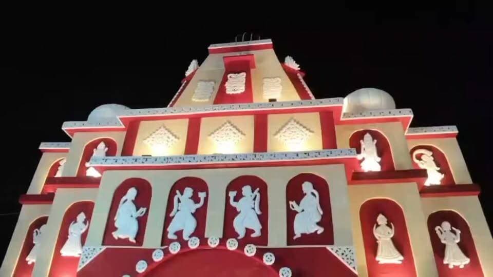 तमिलनाडु के मंदिर की तर्ज पर सजा पंडाल, गणपति दर्शन के साथ मेले का भी आनंद