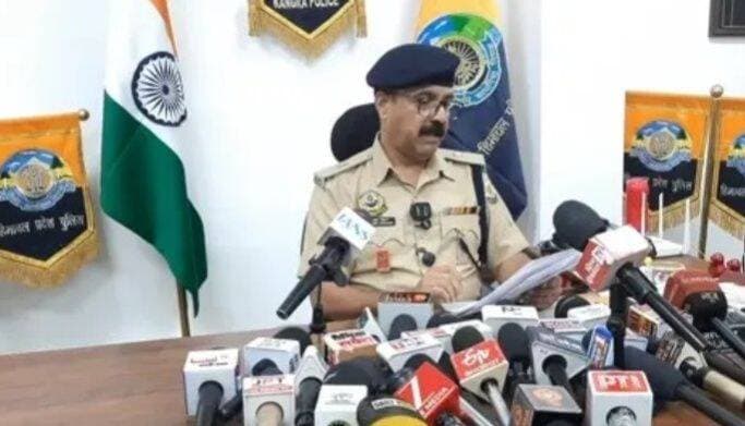 -<nis:link nis:type=tag nis:id=कांगड़ा nis:value=कांगड़ा nis:enabled=true nis:link/> पुलिस का नशे पर बड़ा प्रहार: बैजनाथ में 1.813 किलो चरस के साथ 6 गिरफ्तार...
-<nis:link nis:type=tag nis:id=मैक्लोडगंज nis:value=मैक्लोडगंज nis:enabled=true nis:link/> के EDM हॉस्टल में चिट्टा-अफीम-चरस-गांजा बरामद, 2 आरोपी दबोचे, लग्जरी गाड़ियां सीज...
-<nis:link nis:type=tag nis:id=ब्राइट nis:value=ब्राइट nis:enabled=true nis:link/> <nis:link nis:type=tag nis:id=न्यूज nis:value=न्यूज nis:enabled=true nis:link/> <nis:link nis:type=tag nis:id=कांगड़ा nis:value=कांगड़ा nis:enabled=true nis:link/>
-<nis:link nis:type=tag nis:id=जिला nis:value=जिला nis:enabled=true nis:link/> कांगड़ा पुलिस ने नशे के खिलाफ चलाए जा रहे विशेष अभियान के तहत बड़ी कार्रवाई करते हुए दो अलग-अलग मामलों में 8 आरोपियों को गिरफ्तार किया है और भारी मात्रा में नशीले पदार्थ बरामद किए हैं।
-<nis:link nis:type=tag nis:id=एएसपी nis:value=एएसपी nis:enabled=true nis:link/> कांगड़ा संजीव चौहान ने बताया कि जिला पुलिस का नशे के खिलाफ विशेष अभियान लगातार जारी है और गुप्त सूचनाओं के आधार पर कार्रवाई की जा रही है। पुलिस ने दोनों मामलों में कुल 1 किलो 814.33 ग्राम चरस, 0.95 ग्राम चिट्टा (हेरोइन), 3.70 ग्राम अफीम और 1.54 ग्राम गांजा बरामद किया है। एक 17 वर्षीय नाबालिग को नियमानुसार आवश्यक कानूनी प्रक्रिया पूरी करने के बाद उसके अभिभावकों के संरक्षण में सौंपा गया है।
-<nis:link nis:type=tag nis:id=पहला nis:value=पहला nis:enabled=true nis:link/> मामला ...
-<nis:link nis:type=tag nis:id=थाना nis:value=थाना nis:enabled=true nis:link/> बैजनाथ के तहत गणक्षेत्र रेलवे क्रॉसिंग के पास का है। सीआईए की टीम ने नाकाबंदी एवं चेकिंग के दौरान 1 किलो 813 ग्राम अवैध चरस बरामद की। इस मामले में पुलिस ने 6 आरोपियों को गिरफ्तार किया है। गिरफ्तार आरोपियों की पहचान अमित कुमार (28), अशोक कुमार (35), अश्विनी कुमार (23), अतुल कुमार (24), आयुष (21) और अक्षय कुमार (27) के रूप में हुई है। पुलिस ने मौके से एक आल्टो K-10 कार, एक होंडा स्कूटी और एक पल्सर मोटरसाइकिल भी कब्जे में ली है। पुलिस थाना बैजनाथ में एनडीपीएस एक्ट की संबंधित धाराओं के तहत मामला दर्ज कर आगामी जांच की जा रही है।
-<nis:link nis:type=tag nis:id=दूसरा_मामला nis:value=दूसरा_मामला nis:enabled=true nis:link/> ...
-<nis:link nis:type=tag nis:id=थाना nis:value=थाना nis:enabled=true nis:link/> मैक्लोडगंज के तहत अपर धर्मशाला स्थित EDM हॉस्टल का है। पुलिस को मिली गुप्त सूचना के आधार पर टीम ने हॉस्टल में रेड की। तलाशी के दौरान बार रूम-डांस रूम के पूर्वी कोने में रखे कूड़ेदान से एक काले रंग का छोटा पर्स बरामद हुआ। पर्स की तलाशी में 0.95 ग्राम चिट्टा, 3.70 ग्राम अफीम, 1.33 ग्राम चरस और 1.54 ग्राम गांजा बरामद हुआ। इस संबंध में FIR नंबर 56/2026 दर्ज की गई है। मामले में अमीर खान (35) निवासी भोपाल, मध्य प्रदेश और राजेश रंजन पजौरिया निवासी चित्तौड़गढ़, राजस्थान को आरोपी बनाया गया है, जिन्होंने होटल लीज पर ले रखा था। मामले में आगामी जांच जारी है।
<nis:link nis:type=tag nis:id=brightnewsbilaspur nis:value=BrightNewsBilaspur nis:enabled=true nis:link/> <nis:link nis:type=tag nis:id=brightnewsghumarwin nis:value=BrightNewsGhumarwin nis:enabled=true nis:link/> <nis:link nis:type=tag nis:id=brightnewshimachal nis:value=BrightNewsHimachal nis:enabled=true nis:link/> <nis:link nis:type=tag nis:id=brightnewskangra nis:value=BrightNewsKangra nis:enabled=true nis:link/> <nis:link nis:type=tag nis:id=kangra nis:value=Kangra nis:enabled=true nis:link/> <nis:link nis:type=tag nis:id=kangranews nis:value=KangraNews nis:enabled=true nis:link/> <nis:link nis:type=tag nis:id=kangrapolice nis:value=KangraPolice nis:enabled=true nis:link/> <nis:link nis:type=tag nis:id=kangrapoliceaction nis:value=KangraPoliceAction nis:enabled=true nis:link/> <nis:link nis:type=tag nis:id=kangraasp nis:value=KangraASP nis:enabled=true nis:link/> <nis:link nis:type=tag nis:id=aspsanjeevchauhan nis:value=ASPSanjeevChauhan nis:enabled=true nis:link/> <nis:link nis:type=tag nis:id=sanjeevchauhan nis:value=SanjeevChauhan nis:enabled=true nis:link/> <nis:link nis:type=tag nis:id=baijnath nis:value=Baijnath nis:enabled=true nis:link/> <nis:link nis:type=tag nis:id=baijnathpolice nis:value=BaijnathPolice nis:enabled=true nis:link/> <nis:link nis:type=tag nis:id=baijnathnews nis:value=BaijnathNews nis:enabled=true nis:link/> <nis:link nis:type=tag nis:id=ganakshetar nis:value=Ganakshetar nis:enabled=true nis:link/> <nis:link nis:type=tag nis:id=railwaycrossingbaijnath nis:value=RailwayCrossingBaijnath nis:enabled=true nis:link/> <nis:link nis:type=tag nis:id=mcleodganj nis:value=Mcleodganj nis:enabled=true nis:link/> <nis:link nis:type=tag nis:id=mcleodganjpolice nis:value=McleodganjPolice nis:enabled=true nis:link/> <nis:link nis:type=tag nis:id=mcleodganjnews nis:value=McleodganjNews nis:enabled=true nis:link/> <nis:link nis:type=tag nis:id=dharamshala nis:value=Dharamshala nis:enabled=true nis:link/> <nis:link nis:type=tag nis:id=upperdharamshala nis:value=UpperDharamshala nis:enabled=true nis:link/> <nis:link nis:type=tag nis:id=edmhostel nis:value=EDMHostel nis:enabled=true nis:link/> <nis:link nis:type=tag nis:id=edmhostelraid nis:value=EDMHostelRaid nis:enabled=true nis:link/> <nis:link nis:type=tag nis:id=hostelraid nis:value=HostelRaid nis:enabled=true nis:link/> <nis:link nis:type=tag nis:id=nashamuktkangra nis:value=NashaMuktKangra nis:enabled=true nis:link/> <nis:link nis:type=tag nis:id=nashamukthimachal nis:value=NashaMuktHimachal nis:enabled=true nis:link/> <nis:link nis:type=tag nis:id=nashamuktbharat nis:value=NashaMuktBharat nis:enabled=true nis:link/> <nis:link nis:type=tag nis:id=saynotodrugs nis:value=SayNoToDrugs nis:enabled=true nis:link/> <nis:link nis:type=tag nis:id=antidrugdrive nis:value=AntiDrugDrive nis:enabled=true nis:link/> <nis:link nis:type=tag nis:id=antidrugcampaign nis:value=AntiDrugCampaign nis:enabled=true nis:link/> <nis:link nis:type=tag nis:id=ndpsact nis:value=NDPSAct nis:enabled=true nis:link/> <nis:link nis:type=tag nis:id=ndps nis:value=NDPS nis:enabled=true nis:link/> <nis:link nis:type=tag nis:id=charasseized nis:value=CharasSeized nis:enabled=true nis:link/> <nis:link nis:type=tag nis:id=charas1813gram nis:value=Charas1813Gram nis:enabled=true nis:link/> <nis:link nis:type=tag nis:id=charas1kg814gram nis:value=Charas1Kg814Gram nis:enabled=true nis:link/> <nis:link nis:type=tag nis:id=chittaseized nis:value=ChittaSeized nis:enabled=true nis:link/> <nis:link nis:type=tag nis:id=chitta0_95gram nis:value=Chitta0_95Gram nis:enabled=true nis:link/> <nis:link nis:type=tag nis:id=heroinseized nis:value=HeroinSeized nis:enabled=true nis:link/> <nis:link nis:type=tag nis:id=afeemseized nis:value=AfeemSeized nis:enabled=true nis:link/> <nis:link nis:type=tag nis:id=afeem3_70gram nis:value=Afeem3_70Gram nis:enabled=true nis:link/> <nis:link nis:type=tag nis:id=ganjaseized nis:value=GanjaSeized nis:enabled=true nis:link/> <nis:link nis:type=tag nis:id=ganja1_54gram nis:value=Ganja1_54Gram nis:enabled=true nis:link/> <nis:link nis:type=tag nis:id=drugseized nis:value=DrugSeized nis:enabled=true nis:link/> <nis:link nis:type=tag nis:id=drugpeddlersarrested nis:value=DrugPeddlersArrested nis:enabled=true nis:link/> <nis:link nis:type=tag nis:id=8arrested nis:value=8Arrested nis:enabled=true nis:link/> <nis:link nis:type=tag nis:id=6arrestedinbaijnath nis:value=6ArrestedInBaijnath nis:enabled=true nis:link/> <nis:link nis:type=tag nis:id=2arrestedinmcleodganj nis:value=2ArrestedInMcleodganj nis:enabled=true nis:link/> <nis:link nis:type=tag nis:id=altok10seized nis:value=AltoK10Seized nis:enabled=true nis:link/> <nis:link nis:type=tag nis:id=hondascootyseized nis:value=HondaScootySeized nis:enabled=true nis:link/> <nis:link nis:type=tag nis:id=pulsarbikeseized nis:value=PulsarBikeSeized nis:enabled=true nis:link/> <nis:link nis:type=tag nis:id=madhyapradesh nis:value=MadhyaPradesh nis:enabled=true nis:link/> <nis:link nis:type=tag nis:id=bhopal nis:value=Bhopal nis:enabled=true nis:link/> <nis:link nis:type=tag nis:id=rajasthan nis:value=Rajasthan nis:enabled=true nis:link/> <nis:link nis:type=tag nis:id=chittorgarh nis:value=Chittorgarh nis:enabled=true nis:link/> <nis:link nis:type=tag nis:id=fir56_2026 nis:value=FIR56_2026 nis:enabled=true nis:link/> <nis:link nis:type=tag nis:id=himachalpolice nis:value=HimachalPolice nis:enabled=true nis:link/> <nis:link nis:type=tag nis:id=himachalcrime nis:value=HimachalCrime nis:enabled=true nis:link/> <nis:link nis:type=tag nis:id=crimenews nis:value=CrimeNews nis:enabled=true nis:link/> <nis:link nis:type=tag nis:id=drugmafia nis:value=DrugMafia nis:enabled=true nis:link/> <nis:link nis:type=tag nis:id=himachalnews nis:value=HimachalNews nis:enabled=true nis:link/> <nis:link nis:type=tag nis:id=himachalpradesh nis:value=HimachalPradesh nis:enabled=true nis:link/> <nis:link nis:type=tag nis:id=breakingnews nis:value=BreakingNews nis:enabled=true nis:link/> <nis:link nis:type=tag nis:id=latestnews nis:value=LatestNews nis:enabled=true nis:link/> <nis:link nis:type=tag nis:id=viralnews nis:value=ViralNews nis:enabled=true nis:link/> <nis:link nis:type=tag nis:id=trendingnews nis:value=TrendingNews nis:enabled=true nis:link/> <nis:link nis:type=tag nis:id=himachalsamachar nis:value=HimachalSamachar nis:enabled=true nis:link/> <nis:link nis:type=tag nis:id=kangrasamachar nis:value=KangraSamachar nis:enabled=true nis:link/> <nis:link nis:type=tag nis:id=bilaspursamachar nis:value=BilaspurSamachar nis:enabled=true nis:link/> <nis:link nis:type=tag nis:id=brightnews nis:value=BrightNews nis:enabled=true nis:link/>
