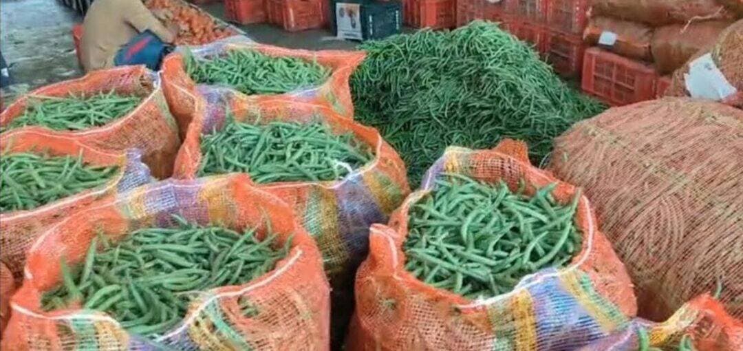 -<nis:link nis:type=tag nis:id=सोलन nis:value=सोलन nis:enabled=true nis:link/> सब्जी मंडी में गिरे टमाटर के दाम, शिमला मिर्च और बीन्स भी हुए सस्ते...
-<nis:link nis:type=tag nis:id=ब्राइट nis:value=ब्राइट nis:enabled=true nis:link/> <nis:link nis:type=tag nis:id=न्यूज nis:value=न्यूज nis:enabled=true nis:link/> <nis:link nis:type=tag nis:id=सोलन nis:value=सोलन nis:enabled=true nis:link/>
-<nis:link nis:type=tag nis:id=सोलन nis:value=सोलन nis:enabled=true nis:link/> सब्जी मंडी में सोमवार को सब्जियों के दामों में उतार-चढ़ाव देखने को मिला। सबसे अधिक गिरावट टमाटर के भाव में दर्ज की गई। टमाटर की कीमतों में करीब 100 रुपये की और कमी आने से किसानों के साथ-साथ कारोबारियों की चिंता बढ़ सकती है। मंडी में टमाटर की अलग-अलग गुणवत्ता के अनुसार भाव में काफी अंतर देखने को मिला।
-<nis:link nis:type=tag nis:id=जानकारी nis:value=जानकारी nis:enabled=true nis:link/> के अनुसार सोलन सब्जी मंडी में आज टमाटर न्यूनतम 100 रुपये प्रति क्रेट के भाव पर बिका। वहीं मीडियम क्वालिटी के टमाटर की कीमत 400 से 500 रुपये प्रति क्रेट तक रही। अच्छी और टॉप क्वालिटी के टमाटर का अधिकतम भाव 700 रुपये प्रति क्रेट तक पहुंचा। पिछले दिनों की तुलना में टमाटर के दामों में आई गिरावट को किसानों के लिए महत्वपूर्ण माना जा रहा है, क्योंकि मंडी में कीमतों में लगातार बदलाव देखने को मिल रहा है।
-<nis:link nis:type=tag nis:id=मंडी nis:value=मंडी nis:enabled=true nis:link/> में अन्य प्रमुख सब्जियों के भाव की बात करें तो शिमला मिर्च भी अपेक्षाकृत कम कीमत पर बिकी। शिमला मिर्च के दाम 10 रुपये से लेकर 32 रुपये प्रति किलो तक रहे। इसी तरह बीन्स के भाव भी 10 से 34 रुपये प्रति किलो के बीच दर्ज किए गए। सब्जियों के इन भावों में गुणवत्ता और मंडी में पहुंच रही आवक के अनुसार अंतर देखने को मिला। वहीं लहसुन के दामों में फिलहाल कोई खास बदलाव नहीं हुआ है। मंडी में बीज वाला लहसुन 120 से 140 रुपये प्रति किलो तक बिक रहा है। इसके अलावा खाने वाले लहसुन की कीमत 100 से 200 रुपये प्रति किलो तक रही।
-<nis:link nis:type=tag nis:id=मंडी nis:value=मंडी nis:enabled=true nis:link/> के दुकानदार भूपेंद्र सिंह ठाकुर, शॉप नंबर 23, ने बताया कि आने वाले दिनों में सब्जियों के भाव मंडी में होने वाली आवक और मांग के आधार पर बदल सकते हैं। फिलहाल टमाटर की कीमतों में लगातार गिरावट किसानों के लिए चिंता का विषय बनी हुई है। मंडी में आने वाले दिनों में कीमतों का रुख किस ओर जाता है, इस पर किसानों और कारोबारियों की नजर रहेगी।