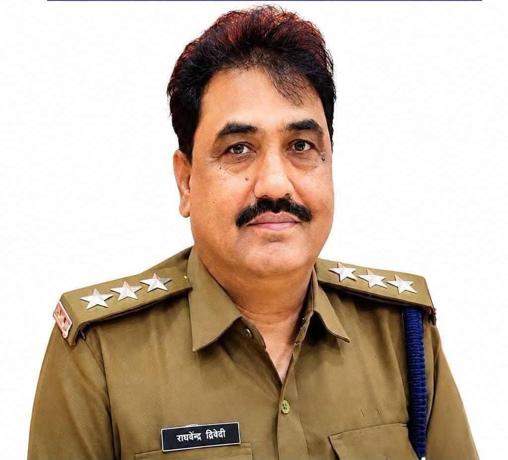 मऊगंज के डॉ. राघवेंद्र द्विवेदी बने सीधी के DSP
मऊगंज : जिले के हनुमना विकासखंड के जमुनिया निवासी डॉ. राघवेंद्र द्विवेदी को सीधी जिला मुख्यालय में DSP की जिम्मेदारी मिली है। पुलिस विभाग की हालिया स्थानांतरण सूची में उन्हें सीधी में पदस्थ किया गया है।
1988 में उप निरीक्षक के रूप में पुलिस सेवा में आए डॉ. द्विवेदी सीधी, सिंगरौली, शहडोल, उमरिया, सतना, पन्ना और रीवा समेत कई जिलों में सेवाएं दे चुके हैं