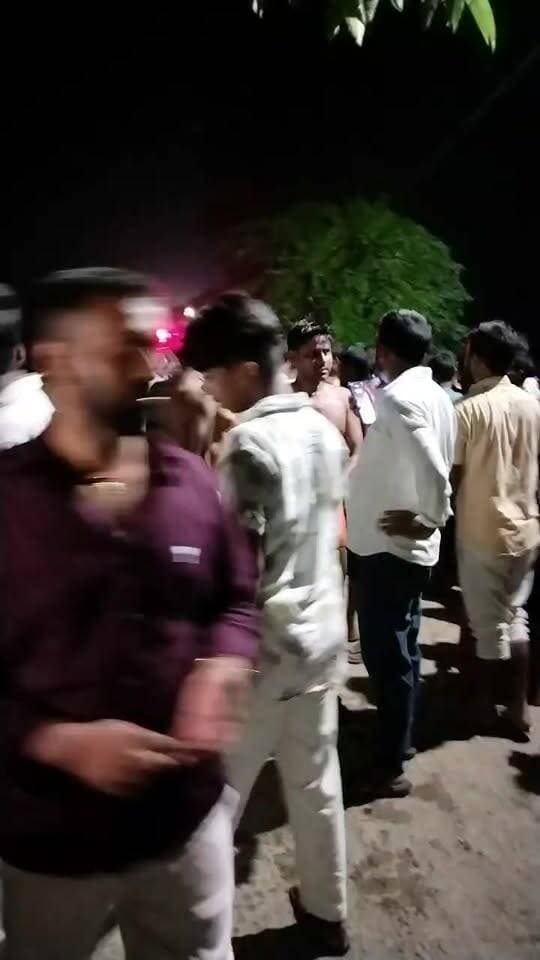 अरवल नोनिया बीघा रोड 9 नंबर पुल के पास अनियंत्रित होकर ट्रक पलटा नहर में