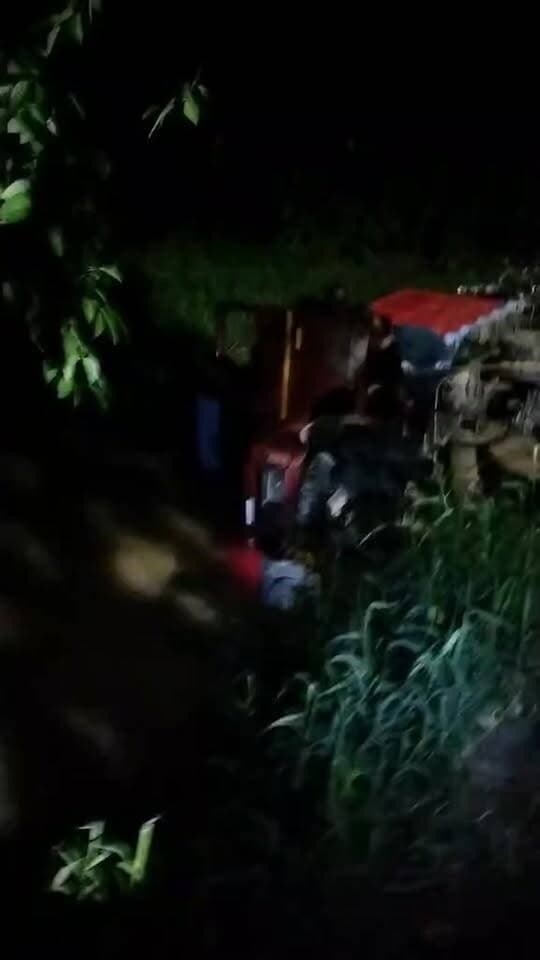 हर्बल जो नंबर पुल पर पलटा ट्रक