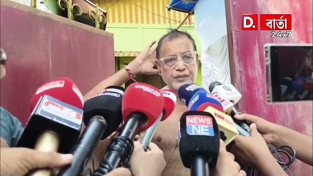 সংবাদমাধ্যমত ৰামানুজৰ পিতৃৰ মন্তব্য। আত্মসমৰ্পণ কৰা এজন ল'ৰাই গাড়ীৰ পৰা জঁপিয়াব নোৱাৰে।