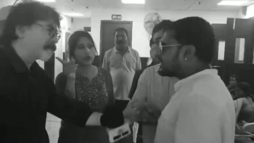 बिहार: सहरसा में डॉक्टर और पत्रकार के बीच धक्का-मुक्की! कैमरे के सामने हुआ विवाद, वीडियो सोशल मीडिया पर वायरल
#Saharsa #BiharNews #SaharsaNews #Journalist #Doctor #ViralVideo #Bihar #BreakingNews #PurniaCentralNews