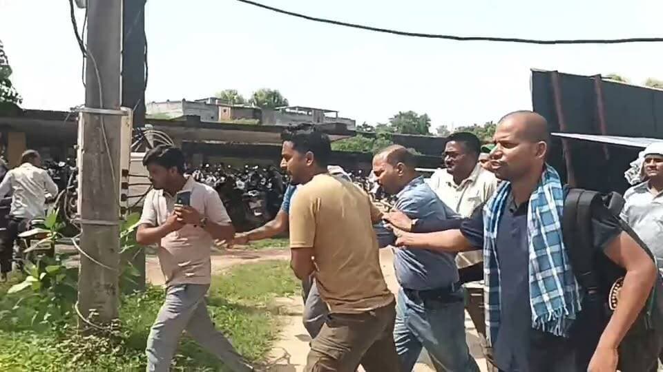 *BREAKING: मिर्जापुर में 5 हजार की घूस लेते रंगे हाथ पकड़ा गया चकबंदी लेखपाल, एंटी करप्शन टीम ने तहसील से घसीट कर ले गई*
मिर्जापुर। लालगंज तहसील में चकबंदी लेखपाल धीरज मौर्या को एंटी करप्शन टीम ने 5 हजार रुपये की घूस लेते हुए रंगे हाथ धर दबोचा। बताया जा रहा है कि लेखपाल चकबंदी के दौरान किसान से 5 हजार रुपये की मांग कर रहा था। टीम लेखपाल को तहसील से घसीट कर अपने साथ ले गई।
#BreakingNews #MirzapurNews #LalganjTehsil #AntiCorruption #LekhpalArrested #TodayMirzapur