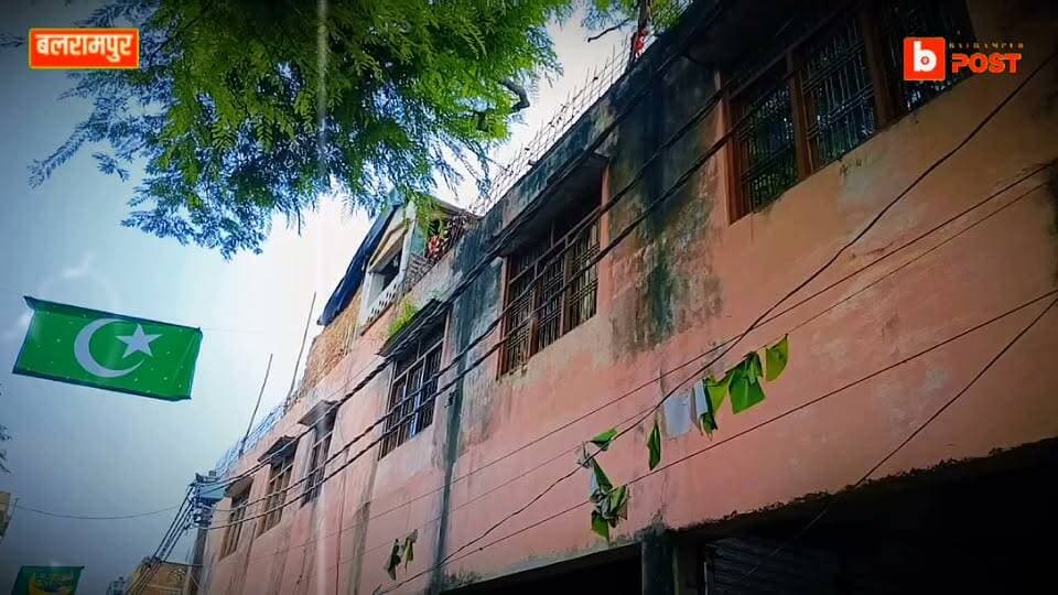 न्यायालय के आदेश के बावजूद पीड़ित की दीवार पर कब्जे की कोशिश, कार्रवाई की मांग
बलरामपुर। श्रीदत्तगंज थाना क्षेत्र के ग्राम सहदेइया, श्रीदत्तगंज बाजार निवासी अतीकुर्रहमान पुत्र इस्लाम अली ने आरोप लगाया कि वर्ष 1988 के न्यायालयीय आदेश के बावजूद विपक्षी उनकी दीवार पर जबरन कब्जे व निर्माण का प्रयास कर रहा है। पीड़ित ने पुलिस अधीक्षक, जिलाधिकारी, उत्तर प्रदेश शासन एवं मुख्यमंत्री समेत संबंधित अधिकारियों से न्यायालय के आदेश का अनुपालन कराने और निर्माण रोकने की मांग की है।
वहीं, मामले में दूसरे पक्ष का बयान नहीं मिल सका है। उनका पक्ष प्राप्त होने पर उसे भी प्रमुखता से प्रसारित किया जाएगा।