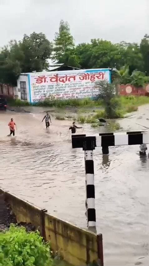 सुवासरा रेलवे अंडरपास में आज दिन में एक कार और फसी जिसका किसी व्यक्ति ने वीडियो बनाकर अपने इंस्टाग्राम पर अपलोड किया