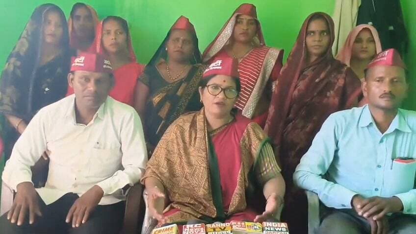 निषाद पार्टी ने सदस्यता अभियान चलाकर भरी हुंकार, 20 सितंबर के कार्यक्रम की बनाई रणनीति
पहलूकापुरा में सैकड़ों कार्यकर्ताओं की बैठक, 25 नए सदस्य पार्टी से जुड़े; परेड ग्राउंड में जुटने का संकल्प
जसरा, प्रयागराज। जसरा ब्लॉक के अंतर्गत ग्राम सभा जारी के मजरा पहलूकापुरा में सोमवार को निषाद पार्टी के कार्यकर्ताओं की महत्वपूर्ण बैठक आयोजित की गई। बैठक में सैकड़ों कार्यकर्ताओं एवं पदाधिकारियों ने भाग लिया। आगामी 20 सितंबर को प्रयागराज के परेड ग्राउंड में निषाद पार्टी के राष्ट्रीय अध्यक्ष एवं उत्तर प्रदेश सरकार के कैबिनेट मंत्री डॉ. संजय कुमार निषाद के प्रस्तावित आगमन को लेकर कार्यक्रम की तैयारियों और संगठन को मजबूत करने की रणनीति पर विस्तार से चर्चा हुई।
बैठक के दौरान पार्टी की ओर से सदस्यता अभियान भी चलाया गया। इसमें 25 लोगों ने निषाद पार्टी की सदस्यता ग्रहण की। नए सदस्यों का कार्यकर्ताओं एवं पदाधिकारियों ने स्वागत किया। पदाधिकारियों ने कहा कि संगठन को जमीनी स्तर पर मजबूत करने के लिए लगातार सदस्यता अभियान चलाया जाएगा और अधिक से अधिक लोगों को पार्टी से जोड़ा जाएगा।
बैठक की मुख्य अतिथि निषाद पार्टी की राष्ट्रीय सचिव एवं राज्य महिला आयोग की सदस्य जनक नंदिनी निषाद रहीं। उन्होंने कार्यकर्ताओं को संबोधित करते हुए आगामी 20 सितंबर के परेड ग्राउंड कार्यक्रम को सफल बनाने के लिए पूरी ताकत के साथ जुटने का आह्वान किया। उन्होंने कहा कि किसी भी संगठन की मजबूती उसके कार्यकर्ताओं की सक्रिय भागीदारी से होती है।
विशिष्ट अतिथि प्रदेश सचिव राकेश निषाद, जिला उपाध्यक्ष राम आसरे बिंद, जसरा ब्लॉक अध्यक्ष अनीता बिंद तथा पहलूकापुरा बूथ अध्यक्ष सीता बिंद रहीं। बैठक में कुमकुम बिंद, ममता बिंद, सीता बिंद सहित बड़ी संख्या में पार्टी कार्यकर्ता एवं पदाधिकारी मौजूद रहे।
बैठक के दौरान कार्यकर्ताओं में आगामी कार्यक्रम को लेकर खासा उत्साह देखने को मिला। पदाधिकारियों ने स्थानीय स्तर पर कार्यकर्ताओं को जिम्मेदारियां सौंपते हुए ग्रामीण क्षेत्रों में संपर्क बढ़ाने और 20 सितंबर के कार्यक्रम की जानकारी अधिक से अधिक लोगों तक पहुंचाने पर जोर दिया।
अंत में सभी कार्यकर्ताओं ने 20 सितंबर को परेड ग्राउंड में होने वाले विशाल कार्यक्रम में अधिक से अधिक संख्या में पहुंचकर उसे सफल बनाने का सामूहिक संकल्प लिया। बैठक के बाद पार्टी कार्यकर्ताओं में संगठन विस्तार और आगामी कार्यक्रम को लेकर उत्साह नजर आया।फोटो कैप्शन: पहलूकापुरा में निषाद पार्टी की बैठक में मौजूद पदाधिकारी एवं कार्यकर्ता।