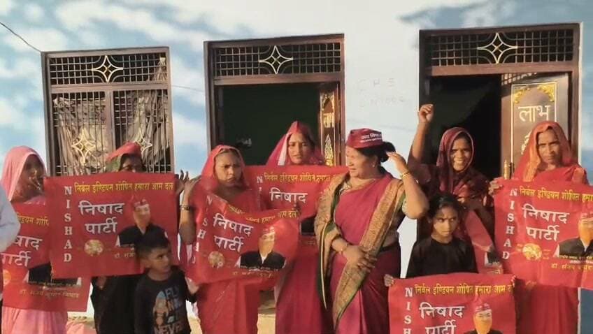 निषाद पार्टी के शक्ति प्रदर्शन की तैयारी तेज, पहलू का पुरा में जुटे सैकड़ों कार्यकर्ता
20 सितंबर को परेड ग्राउंड में जुटेंगे कार्यकर्ता, सदस्यता अभियान में 25 नए सदस्य पार्टी से जुड़े
यूनाइटेड भारत बारा
मनोज कुमार बिन्द
प्रयागराज। जारी क्षेत्र के पहलू का पुरा में सोमवार को निषाद पार्टी की महत्वपूर्ण बैठक में आगामी 20 सितंबर को प्रयागराज के परेड ग्राउंड में होने वाले कार्यक्रम को लेकर कार्यकर्ताओं में जोश भरने का काम किया गया। बैठक में पार्टी के पदाधिकारियों के साथ सैकड़ों कार्यकर्ता शामिल हुए। इस दौरान संगठन विस्तार, सदस्यता अभियान और कार्यक्रम को सफल बनाने की रणनीति पर विस्तार से मंथन किया गया।
बैठक में निषाद पार्टी के राष्ट्रीय अध्यक्ष एवं उत्तर प्रदेश सरकार के कैबिनेट मंत्री डॉ. संजय कुमार निषाद के 20 सितंबर को परेड ग्राउंड प्रयागराज आगमन को लेकर कार्यकर्ताओं को जिम्मेदारियां सौंपी गईं। पदाधिकारियों ने कहा कि कार्यक्रम में अधिक से अधिक कार्यकर्ताओं की भागीदारी सुनिश्चित करने के लिए गांव-गांव संपर्क किया जाएगा।
इसी दौरान चलाए गए सदस्यता अभियान में 25 लोगों ने निषाद पार्टी की सदस्यता ग्रहण की। नए सदस्यों का पार्टी पदाधिकारियों एवं कार्यकर्ताओं ने स्वागत किया। पदाधिकारियों ने कहा कि संगठन को बूथ स्तर से लेकर गांव-गांव तक मजबूत करने के लिए सदस्यता अभियान लगातार जारी रहेगा।
कार्यक्रम की मुख्य अतिथि निषाद पार्टी की राष्ट्रीय सचिव एवं राज्य महिला आयोग की सदस्य श्रीमती जनक नंदिनी निषाद रहीं। उन्होंने कार्यकर्ताओं को संबोधित करते हुए कहा कि किसी भी संगठन की ताकत उसके सक्रिय कार्यकर्ता होते हैं। उन्होंने आगामी परेड ग्राउंड कार्यक्रम को सफल बनाने के लिए सभी कार्यकर्ताओं से एकजुट होकर जुटने का आह्वान किया।
विशिष्ट अतिथि प्रदेश सचिव राकेश निषाद, जिला उपाध्यक्ष राम आसरे बिंद, जसरा ब्लॉक अध्यक्ष अनीता बिंद एवं पहलू का पुरा बूथ अध्यक्ष सीता बिंद समेत अन्य पदाधिकारी मौजूद रहे। बैठक में कुमकुम बिंद, ममता बिंद, सीता बिंद सहित बड़ी संख्या में महिला एवं पुरुष कार्यकर्ताओं ने भाग लिया।
बैठक के अंत में कार्यकर्ताओं ने 20 सितंबर को परेड ग्राउंड में अधिक से अधिक संख्या में पहुंचकर कार्यक्रम को सफल बनाने का संकल्प लिया। स्थानीय पदाधिकारियों को ग्रामीण क्षेत्रों में संपर्क बढ़ाने और कार्यक्रम की जानकारी जन-जन तक पहुंचाने की जिम्मेदारी भी दी गई।
बैठक में उमड़ी कार्यकर्ताओं की भीड़ और सदस्यता अभियान में नए लोगों के जुड़ने से निषाद पार्टी ने क्षेत्र में संगठन विस्तार की दिशा में नया संदेश दिया