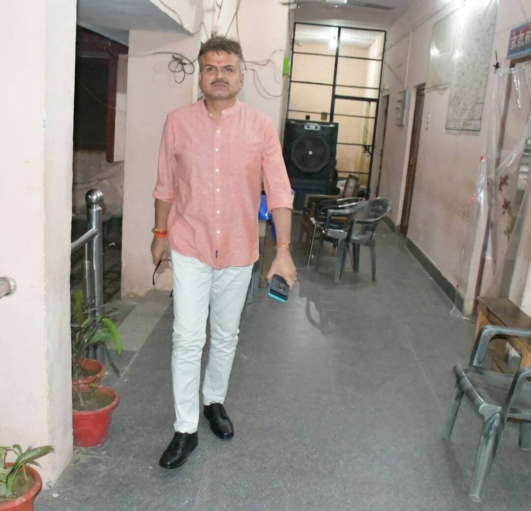 *कासगंज: पुलिस अधीक्षक ओ0 पी0 सिंह का अर्धरात्रि को औचक निरीक्षण, कोतवाली कासगंज की व्यवस्थाएं परखी* अभिलेखों से लेकर सीसीटीवी तक खंगाला, लापरवाही पर दिए सख्त निर्देश*
जनपद कासगंज ,उत्तर प्रदेश, 15 सितंबर 2026
कानून व्यवस्था को चुस्त-दुरुस्त बनाए रखने के लिए पुलिस अधीक्षक कासगंज *ओ0 पी0 सिंह* ने दिनांक 14/15 की अर्धरात्रि को कोतवाली कासगंज का आकस्मिक निरीक्षण किया।
निरीक्षण के दौरान एसपी ओ0 पी0 सिंह ने सर्वप्रथम आगंतुक रजिस्टर को चेक किया, उसके बाद थाना कार्यालय के मालखाना रजिस्टर, अपराध रजिस्टर, एचएस रजिस्टर, आईजीआरएस रजिस्टर सहित सभी महत्वपूर्ण अभिलेखों का बारीकी से अवलोकन किया। अभिलेखों में मिली कमियों को शीघ्र दुरुस्त करने और सभी रजिस्टरों को अद्यावधिक कर रख-रखाव दुरुस्त रखने के निर्देश प्रभारी निरीक्षक को दिए।
एसपी ने थाना परिसर में लगे सीसीटीवी कैमरों, बंदीगृह आदि का भी निरीक्षण किया और राष्ट्रीय मानवाधिकार आयोग के आदेशों का कड़ाई से अनुपालन करते हुए रात्रि में किसी भी व्यक्ति को अनावश्यक रूप से थाने पर न बैठाने के निर्देश दिए
कासगंज पुलिस अधीक्षक *ओ0 पी0 सिंह* उत्तर प्रदेश के पहले ऐसे पुलिस अधीक्षक हैं जो पूरे दिन भर जिले की कानून व्यवस्था, जनसुनवाई, अपराध गोष्ठी और फील्ड में काम करने के बाद भी देर रात रात्रि गश्त कर थानों का औचक निरीक्षण करते हैं।
उनकी इस कार्यशैली से वह जमीनी हकीकत से पूरी तरह से रूबरू होते हैं। रात्रि में थानों की वास्तविक स्थिति, पुलिसकर्मियों की मुस्तैदी और फरियादियों के साथ हो रहे व्यवहार को वह खुद अपनी आंखों से परखते हैं। एसपी ओ0पी0 सिंह का मानना है कि रात में ही पुलिस की असली परीक्षा होती है। उनके इस अर्धरात्रि निरीक्षण से जहां एक तरफ लापरवाह पुलिसकर्मियों में हड़कंप मचा रहता है, वहीं आम जनता में पुलिस के प्रति विश्वास और सुरक्षा का भाव मजबूत हुआ है। उनके नेतृत्व में कासगंज पुलिस लगातार अपराधियों पर शिकंजा कस रही है और पीड़ितों को त्वरित न्याय दिलाने के लिए तत्पर है। उनकी सक्रियता और सख्त कार्यशैली की जिले भर में सराहना हो रही है।
संवाददाता हरी ओम प्रकाश
राष्ट्रीय हिंदी दैनिक कौटिल्य का भारत