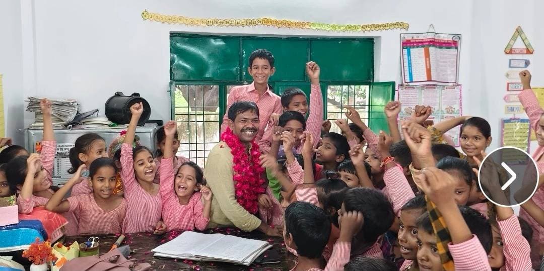 एक शिक्षक के लिए सबसे बड़ी चुनौती होती है कि वह अपने छात्रों के दिलों में अपने लिए मित्रवत व्यवहार, विश्वास और अपनापन पैदा कर सके। लेकिन जब परिस्थितियां प्रतिकूल हों और उन परिस्थितियों के बावजूद छात्रों का प्रेम और सम्मान पहले से भी अधिक मिल जाए, तो उस एहसास को शब्दों में बयां करना आसान नहीं होता।
कुछ समय पहले आपको सच बोलने की सजा मिली थी। परिस्थितियां भले ही उस समय आपके अनुकूल नहीं थीं, लेकिन अल्लाह सब जानता है—कब कौन सही था और कब कौन गलत। इंसान चाहे कुछ भी समझे, असली इंसाफ ऊपर वाला ही करता है।
आज उसी इंसाफ का खूबसूरत एहसास देखने को मिला। जब आप दोबारा अपने बच्चों के बीच पहुंचे तो न सिर्फ आपके अंदर दोगुना उत्साह था, बल्कि बच्चों की आंखों और चेहरों पर भी पहले से दोगुना जोश, खुशी और अपनापन साफ दिखाई दे रहा था।
शायद यही एक सच्चे शिक्षक की सबसे बड़ी कमाई है—अपने छात्रों के दिल में ऐसी जगह बनाना, जिसे कोई परिस्थिति, कोई दूरी और कोई गलतफहमी मिटा न सके।
बच्चों का यह प्रेम इस बात का प्रमाण है कि सच्चाई और अच्छे व्यवहार की नींव पर बने रिश्ते वक्त की कसौटी पर और भी मजबूत होकर सामने आते हैं।
अल्लाह का शुक्र है कि आखिरकार सच की जीत हुई और अपनों का प्यार पहले से भी ज्यादा मिला। ❤️
Raees Ahmad