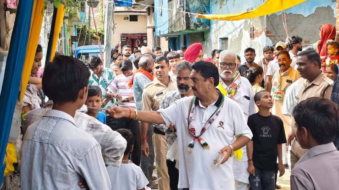 राजेश प्रताप सिंह आम आदमी के प्रत्याशी, हर समय जनता के बीच उपलब्ध : बेहड़
विधायक बेहड़ ने फीता काटकर कांग्रेस कार्यालय का किया उद्घाटन
किच्छा। कांग्रेस के किच्छा नगर पालिका अध्यक्ष पद के प्रत्याशी राजेश प्रताप सिंह के चुनाव प्रचार अभियान के तहत विधायक तिलक राज बेहड़ ने सोमवार को फीता काटकर कांग्रेस चुनाव कार्यालय का उद्घाटन किया। इस अवसर पर कांग्रेस कार्यकर्ताओं एवं समर्थकों में उत्साह का माहौल रहा।
कार्यालय के उद्घाटन के बाद विधायक तिलक राज बेहड़ ने कहा कि कांग्रेस के नगर पालिका अध्यक्ष पद के प्रत्याशी राजेश प्रताप सिंह साफ सुथरी छवि के प्रत्याशी हैं और हर समय जनता के बीच उपलब्ध रहते हैं। उन्होंने कहा कि राजेश प्रताप सिंह क्षेत्र की जनता के सुख-दुःख में हमेशा साथ खड़े रहे हैं तथा आम लोगों की समस्याओं को करीब से समझते हैं।
विधायक बेहड़ ने कहा कि नगर के विकास और जनहित के कार्यों को प्राथमिकता देने के लिए जनता को राजेश प्रताप सिंह सहित कांग्रेस के सभी प्रत्याशियों को अपना आशीर्वाद देना चाहिए। उन्होंने क्षेत्रवासियों से कांग्रेस प्रत्याशियों के पक्ष में मतदान कर उन्हें भारी मतों से विजयी बनाने की अपील की।
कार्यालय उद्घाटन से पूर्व विधायक बेहड़ ने महाराणा प्रताप जी की प्रतिमा की साफ-सफाई कर माल्यार्पण किया तथा उन्हें नमन किया।
विधायक तिलक राज बेहड़ ने प्रात कांग्रेस नगर पालिका अध्यक्ष पद के प्रत्याशी राजेश प्रताप सिंह एवं पार्टी कार्यकर्ताओं के साथ वार्ड नंबर 20 हाथीखाना, वार्ड नंबर 9 रेलवे कॉलोनी तथा वार्ड नंबर 8 बंडिया में जनसंपर्क किया।
इस दौरान विधायक बेहड़ ने क्षेत्रवासियों से अध्यक्ष पद के प्रत्याशी राजेश प्रताप सिंह के पक्ष में मतदान करने की अपील की। साथ ही वार्ड सभासद प्रत्याशियों गुरप्रीत सिंह पोला, कलावती एवं देवकीनंदन के पक्ष में भी वोट मांगते हुए कांग्रेस के सभी प्रत्याशियों को विजयी बनाने की अपील की।
इस दौरान नगर कांग्रेस कमेटी अध्यक्ष भूपेंद्र चौधरी, दर्शन कोली, ओमप्रकाश दुआ, छोटे लाल कोली, भजन सिंह, निर्मल सिंह हंसपाल, दिलीप सिंह बिष्ट, राजू कश्यप, नंदलाल, जमील अहमद, इसाक अहमद, अशोक सीडाना, संतोष ठाकुर, शिबू सक्सेना, सुखचैन सिंह, कर्मजीत सिंह सहित बड़ी संख्या में कांग्रेस कार्यकर्ता एवं क्षेत्रवासी उपस्थित रहे।