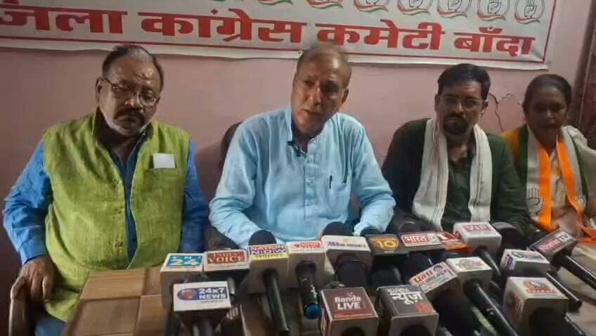 ब्रेकिंग न्यूज़ | बांदा
2027 चुनाव की तैयारी में जुटी कांग्रेस, अपने दम पर चुनाव लड़ने का संकेत
🔴 राष्ट्रीय सचिव-सह प्रभारी जगदीश चंद्र जांगिड़ का बांदा दौरा
🔴 बोले—2027 के चुनाव में बहुत कम समय, कार्यकर्ता लगातार सक्रिय रहें
🔴 राहुल गांधी के हाथों को मजबूत करने का कार्यकर्ताओं से आह्वान
🔴 संगठन की मजबूती के लिए 2025 से लगातार काम जारी
🔴 कांग्रेस की सदस्यता ग्रहण करने वाले शिवपूजन तिवारी का स्वागत
🔴 जिला कांग्रेस कार्यालय में पदाधिकारियों और कार्यकर्ताओं ने किया स्वागत
जगदीश चंद्र जांगिड़ ने कहा—कांग्रेस अपने दम पर चुनाव की तैयारी कर रही है और 403 सीटों पर चुनाव लड़ने के लिए संगठन को मजबूत किया जा रहा है।