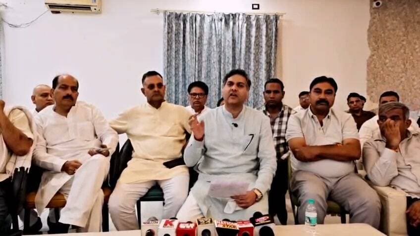 *खनन विभाग पर उत्पीड़न का आरोप, स्टोन क्रेशर बंद करने का ऐलान*
*शुक्रवार से जिला मुख्यालय पर अनिश्चितकालीन धरने की घोषणा*
District Magistrate Saharanpur #Khanankarobari #Saharanpur #SaharanpurNews #StoneCrusher #CrusherAssociation #MiningDepartment #MiningNews #MiningZone #MiningBusiness #StoneCrusherAssociation #खननविभाग #खननव्यवसाय #क्रेशर #क्रेशरएसोसिएशन #कार्यबंदी #पूर्णकार्यबंदी #खननसामग्री #RBM #OTP #ड्रोनसर्वे #सहारनपुर #सहारनपुरन्यूज़ #उत्तरप्रदेश #धरना #विरोधप्रदर्शन #News7 #News7Saharanpur #दि_सहारनपुर_वॉइस #सच्चाई_के_साथ_हरदम