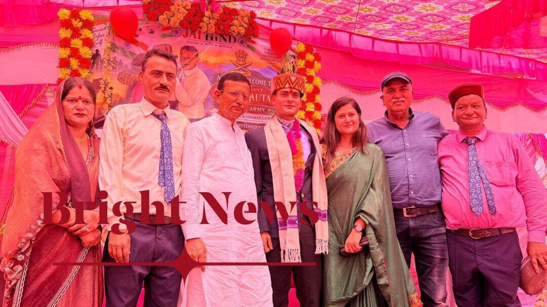 --<nis:link nis:type=tag nis:id=अग्निवीर nis:value=अग्निवीर nis:enabled=true nis:link/> से लेफ्टिनेंट बने डुगली के विकास गौतम, पूर्व मंत्री राजेंद्र गर्ग ने घर पहुंचकर किया सम्मानित...
-<nis:link nis:type=tag nis:id=ब्राइट nis:value=ब्राइट nis:enabled=true nis:link/> <nis:link nis:type=tag nis:id=न्यूज nis:value=न्यूज nis:enabled=true nis:link/> <nis:link nis:type=tag nis:id=घुमारवीं nis:value=घुमारवीं nis:enabled=true nis:link/>
-<nis:link nis:type=tag nis:id=घुमारवीं nis:value=घुमारवीं nis:enabled=true nis:link/> उपमंडल के डुगली गांव के अग्निवीर से लेफ्टिनेंट बने विकास गौतम का पूर्व खाद्य आपूर्ति मंत्री एवं भाजपा के वरिष्ठ नेता राजेंद्र गर्ग ने घर पहुंचकर टोपी और शॉल पहनाकर सम्मान किया। गर्ग ने विकास को बधाई देते हुए उनके उज्ज्वल भविष्य की कामना की। बीटेक के बाद वर्ष 2022 में अग्निवीर के रूप में सेना में भर्ती हुए विकास ने अधिकारी बनने का लक्ष्य तय किया और वर्ष 2025 में पांचवें प्रयास में परीक्षा पास कर गया स्थित ऑफिसर ट्रेनिंग अकादमी से प्रशिक्षण पूरा किया।
-<nis:link nis:type=tag nis:id=विकास nis:value=विकास nis:enabled=true nis:link/> गौतम गांव डुगली, तहसील घुमारवीं, जिला बिलासपुर के निवासी हैं। उनके पिता नालागढ़ में सिक्योरिटी कॉन्ट्रैक्टर हैं, जबकि माता गृहिणी हैं। विकास ने अल्पाइन पब्लिक स्कूल नालागढ़ से 12वीं की पढ़ाई पूरी की। इसके बाद महाराजा अग्रसेन विश्वविद्यालय से बीटेक की डिग्री हासिल की। वर्ष 2022 में बीटेक पूरी करने के बाद विकास ने सेना में जाने का फैसला किया और अग्निवीर के रूप में भर्ती हुए। उन्होंने वर्ष 2025 तक सेना में सेवाएं दीं। सैन्य सेवा के दौरान मिले अनुशासन और अनुभव के साथ उन्होंने अधिकारी बनने की तैयारी जारी रखी।
-<nis:link nis:type=tag nis:id=अधिकारी nis:value=अधिकारी nis:enabled=true nis:link/> बनने की परीक्षा में विकास ने लगातार प्रयास किए। शुरुआती प्रयासों में सफलता नहीं मिली, लेकिन उन्होंने तैयारी जारी रखी। वर्ष 2025 में पांचवें प्रयास में परीक्षा उत्तीर्ण करने के बाद उनका चयन ऑफिसर ट्रेनिंग अकादमी (ओटीए), गया, बिहार के लिए हुआ। गया स्थित अकादमी में निर्धारित प्रशिक्षण पूरा करने के बाद वह लेफ्टिनेंट बने।
-<nis:link nis:type=tag nis:id=विकास nis:value=विकास nis:enabled=true nis:link/> के सम्मान के दौरान राजेंद्र गर्ग ने कहा कि ग्रामीण क्षेत्र से निकलकर सेना में अधिकारी बनना पूरे घुमारवीं क्षेत्र के लिए गर्व की बात है। विकास ने अपनी मेहनत और लगन से परिवार के साथ क्षेत्र का नाम भी रोशन किया है। उनकी सफलता क्षेत्र के अन्य युवाओं के लिए प्रेरणा है। उन्होंने विकास को देशसेवा की नई जिम्मेदारी के लिए शुभकामनाएं देते हुए उनके उज्ज्वल भविष्य की कामना की।
-<nis:link nis:type=tag nis:id=विकास_गौतम nis:value=विकास_गौतम nis:enabled=true nis:link/> की सफलता की खास बात यह है कि शुरुआती प्रयासों में सफलता नहीं मिलने के बावजूद उन्होंने लक्ष्य नहीं छोड़ा। अग्निवीर के रूप में सेना में सेवा देते हुए अधिकारी बनने की तैयारी जारी रखी और पांचवें प्रयास में सफलता हासिल की। उनके लेफ्टिनेंट बनने से डुगली गांव में खुशी का माहौल है। ग्रामीणों और क्षेत्रवासियों ने भी उन्हें बधाई देते हुए उनके उज्ज्वल सैन्य भविष्य की कामना की।
<nis:link nis:type=tag nis:id=brightnewsbilaspur nis:value=BrightNewsBilaspur nis:enabled=true nis:link/> <nis:link nis:type=tag nis:id=brightnewsghumarwin nis:value=BrightNewsGhumarwin nis:enabled=true nis:link/> <nis:link nis:type=tag nis:id=brightnewshimachal nis:value=BrightNewsHimachal nis:enabled=true nis:link/> <nis:link nis:type=tag nis:id=ghumarwin nis:value=Ghumarwin nis:enabled=true nis:link/> <nis:link nis:type=tag nis:id=ghumarwinnews nis:value=GhumarwinNews nis:enabled=true nis:link/> <nis:link nis:type=tag nis:id=bilaspur nis:value=Bilaspur nis:enabled=true nis:link/> <nis:link nis:type=tag nis:id=bilaspurnews nis:value=BilaspurNews nis:enabled=true nis:link/> <nis:link nis:type=tag nis:id=dugli nis:value=Dugli nis:enabled=true nis:link/> <nis:link nis:type=tag nis:id=duglivillage nis:value=DugliVillage nis:enabled=true nis:link/> <nis:link nis:type=tag nis:id=vikasgautam nis:value=VikasGautam nis:enabled=true nis:link/> <nis:link nis:type=tag nis:id=agniveertolieutenant nis:value=AgniveerToLieutenant nis:enabled=true nis:link/> <nis:link nis:type=tag nis:id=agniveerselieutenant nis:value=AgniveerSeLieutenant nis:enabled=true nis:link/> <nis:link nis:type=tag nis:id=lieutenantvikasgautam nis:value=LieutenantVikasGautam nis:enabled=true nis:link/> <nis:link nis:type=tag nis:id=indianarmy nis:value=IndianArmy nis:enabled=true nis:link/> <nis:link nis:type=tag nis:id=indianarmyofficer nis:value=IndianArmyOfficer nis:enabled=true nis:link/> <nis:link nis:type=tag nis:id=ota nis:value=OTA nis:enabled=true nis:link/> <nis:link nis:type=tag nis:id=otagaya nis:value=OTAGaya nis:enabled=true nis:link/> <nis:link nis:type=tag nis:id=officertrainingacademy nis:value=OfficerTrainingAcademy nis:enabled=true nis:link/> <nis:link nis:type=tag nis:id=gayabihar nis:value=GayaBihar nis:enabled=true nis:link/> <nis:link nis:type=tag nis:id=btechtoarmy nis:value=BTechToArmy nis:enabled=true nis:link/> <nis:link nis:type=tag nis:id=alpinepublicschool nis:value=AlpinePublicSchool nis:enabled=true nis:link/> <nis:link nis:type=tag nis:id=maharajaagrasenuniversity nis:value=MaharajaAgrasenUniversity nis:enabled=true nis:link/> <nis:link nis:type=tag nis:id=nalagarh nis:value=Nalagarh nis:enabled=true nis:link/> <nis:link nis:type=tag nis:id=securitycontractor nis:value=SecurityContractor nis:enabled=true nis:link/> <nis:link nis:type=tag nis:id=rajendragarg nis:value=RajendraGarg nis:enabled=true nis:link/> <nis:link nis:type=tag nis:id=exministerrajendragarg nis:value=ExMinisterRajendraGarg nis:enabled=true nis:link/> <nis:link nis:type=tag nis:id=foodsupplyminister nis:value=FoodSupplyMinister nis:enabled=true nis:link/> <nis:link nis:type=tag nis:id=bjpleader nis:value=BJPLeader nis:enabled=true nis:link/> <nis:link nis:type=tag nis:id=topishawlsamman nis:value=TopiShawlSamman nis:enabled=true nis:link/> <nis:link nis:type=tag nis:id=ghumarwinkagaurav nis:value=GhumarwinKaGaurav nis:enabled=true nis:link/> <nis:link nis:type=tag nis:id=bilaspurkagaurav nis:value=BilaspurKaGaurav nis:enabled=true nis:link/> <nis:link nis:type=tag nis:id=himachalkagaurav nis:value=HimachalKaGaurav nis:enabled=true nis:link/> <nis:link nis:type=tag nis:id=himachalkeveer nis:value=HimachalKeVeer nis:enabled=true nis:link/> <nis:link nis:type=tag nis:id=proudmoment nis:value=ProudMoment nis:enabled=true nis:link/> <nis:link nis:type=tag nis:id=inspirationforyouth nis:value=InspirationForYouth nis:enabled=true nis:link/> <nis:link nis:type=tag nis:id=youthicon nis:value=YouthIcon nis:enabled=true nis:link/> <nis:link nis:type=tag nis:id=deshseva nis:value=DeshSeva nis:enabled=true nis:link/> <nis:link nis:type=tag nis:id=jaihind nis:value=JaiHind nis:enabled=true nis:link/> <nis:link nis:type=tag nis:id=bharatmatakijai nis:value=BharatMataKiJai nis:enabled=true nis:link/> <nis:link nis:type=tag nis:id=agniveeryojana nis:value=AgniveerYojana nis:enabled=true nis:link/> <nis:link nis:type=tag nis:id=agnipathscheme nis:value=AgnipathScheme nis:enabled=true nis:link/> <nis:link nis:type=tag nis:id=armymotivation nis:value=ArmyMotivation nis:enabled=true nis:link/> <nis:link nis:type=tag nis:id=hardworksuccess nis:value=HardWorkSuccess nis:enabled=true nis:link/> <nis:link nis:type=tag nis:id=fifthattemptsuccess nis:value=FifthAttemptSuccess nis:enabled=true nis:link/> <nis:link nis:type=tag nis:id=ruraltoofficer nis:value=RuralToOfficer nis:enabled=true nis:link/> <nis:link nis:type=tag nis:id=villagepride nis:value=VillagePride nis:enabled=true nis:link/> <nis:link nis:type=tag nis:id=himachalnews nis:value=HimachalNews nis:enabled=true nis:link/> <nis:link nis:type=tag nis:id=himachalpride nis:value=HimachalPride nis:enabled=true nis:link/> <nis:link nis:type=tag nis:id=breakingnews nis:value=BreakingNews nis:enabled=true nis:link/> <nis:link nis:type=tag nis:id=latestnews nis:value=LatestNews nis:enabled=true nis:link/> <nis:link nis:type=tag nis:id=ghumarwinsamachar nis:value=GhumarwinSamachar nis:enabled=true nis:link/> <nis:link nis:type=tag nis:id=bilaspursamachar nis:value=BilaspurSamachar nis:enabled=true nis:link/> <nis:link nis:type=tag nis:id=brightnews nis:value=BrightNews nis:enabled=true nis:link/>