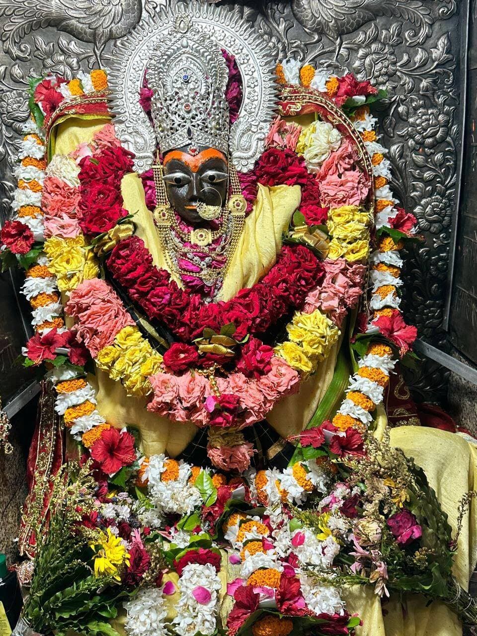 _सुप्रभात, आपका दिन मंगलमय हो! 🌹_
जगत जननी माँ "शारदा भवानी" जी के मैहर स्थित *श्री शारदा शक्तिपीठ* में आज दि. 15 सितंबर *प्रातः कालीन दिव्य श्रृंगार दर्शन।* जय माई की 🙏🏻