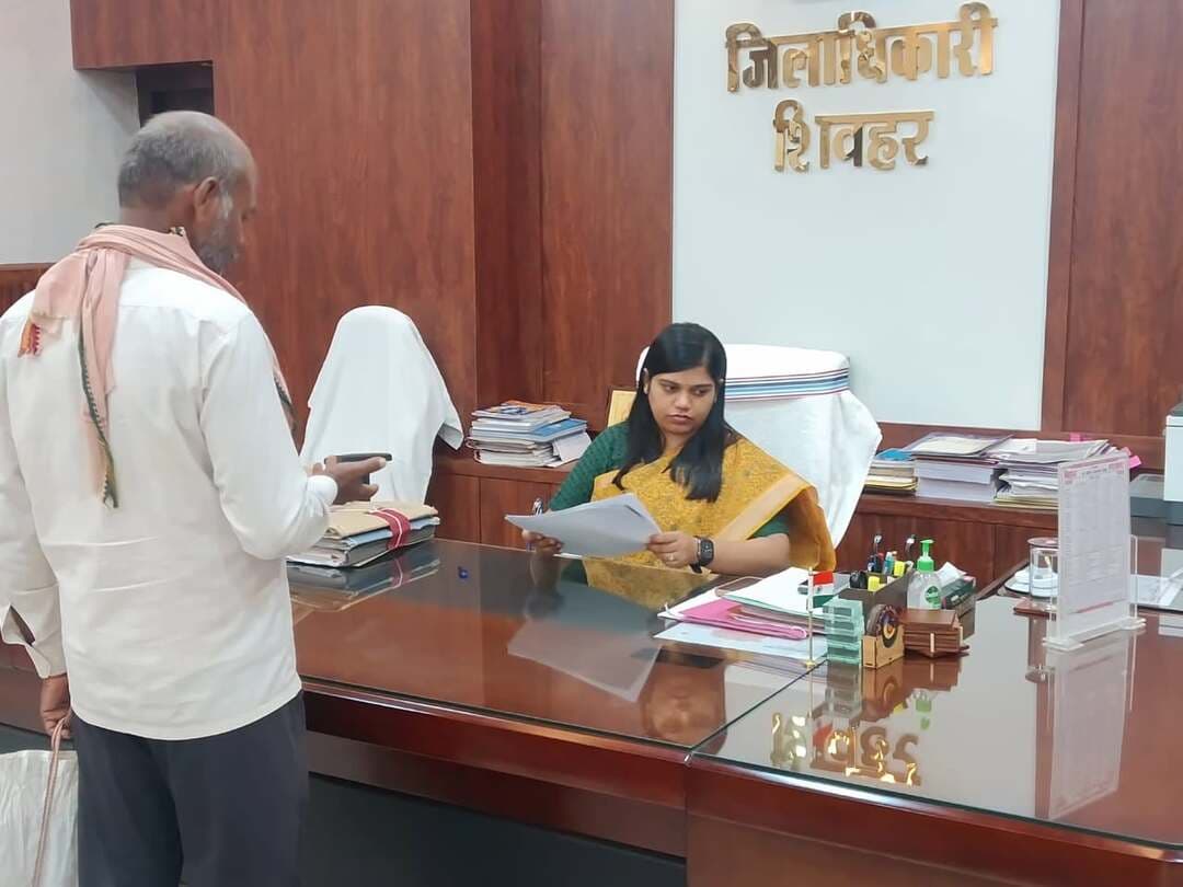 📢 जन समस्याओं का त्वरित समाधान प्रशासन का मुख्य लक्ष्य: डीएम शिवहर
आज जिलाधिकारी श्रीमती प्रतिभा रानी के कार्यालय प्रकोष्ठ में 'जनता दरबार' का आयोजन किया गया। डीएम महोदया ने दूर-दराज से आए नागरिकों से सीधा संवाद कर उनकी समस्याएं सुनीं और संबंधित अधिकारियों को त्वरित कार्रवाई के सख्त निर्देश दिए।
प्रमुख बिंदु:
🔹 सुनी गई शिकायतें: स्वास्थ्य, ज़मीन दख़ल, म्यूटेशन व अन्य मामलों से जुड़ी समस्याएं।
🔹 सख्त निर्देश: सभी मामलों की निष्पक्ष जांच कर एक निर्धारित समय-सीमा के भीतर समाधान सुनिश्चित किया जाए ताकि आम लोगों को दफ्तरों के चक्कर न लगाने पड़ें।
🔹 कड़ी चेतावनी: जन शिकायतों के निष्पादन में लापरवाही या टालमटोल कतई बर्दाश्त नहीं की जाएगी। कोताही बरतने वाले पदाधिकारियों पर कड़ी दंडात्मक कार्रवाई होगी!
प्रशासन नागरिकों की सुविधा (ईज ऑफ लिविंग) के लिए पूरी तरह प्रतिबद्ध है।
📍 जिला जन-संपर्क कार्यालय, शिवहर (14.09.2026)
#Sheohar #JantaDarbar #DMSheohar #BiharAdministration #PublicService #GoodGovernance #SheoharDistrict #BiharNews