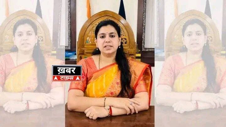 यूपी: IAS दिव्या मित्तल का इस्तीफा मंजूर, केंद्र ने नियमानुसार दी मंजूरी
<nis:link nis:type=tag nis:id=लखनऊ। nis:value=लखनऊ। nis:enabled=true nis:link/> यूपी कैडर की 2013 बैच की वरिष्ठ IAS अधिकारी दिव्या मित्तल का इस्तीफा केंद्र सरकार ने नियमानुसार स्वीकार कर लिया है। दिव्या मित्तल ने 30 अगस्त 2026 को व्यक्तिगत कारणों, पारिवारिक प्राथमिकताओं और जीवन के नए लक्ष्यों का हवाला देते हुए IAS से स्वैच्छिक इस्तीफा दिया था।
उनका इस्तीफा 31 अगस्त को केंद्र सरकार के कार्मिक एवं प्रशिक्षण विभाग (DoPT) को भेजा गया था। नियमानुसार प्रक्रिया पूरी होने के बाद अब इस्तीफा मंजूर कर दिया गया है। IAS अधिकारियों के नियुक्ति प्राधिकारी राष्ट्रपति होते हैं, इसलिए इस्तीफे की फाइल राष्ट्रपति भवन तक जाने की प्रक्रिया भी शामिल रही।
दिव्या मित्तल मई 2026 तक देवरिया की जिलाधिकारी थीं। मई में उन्हें DM पद से हटाकर राजस्व विभाग में विशेष सचिव बनाया गया था। इसके बाद उनके प्रशासनिक दायित्व और स्थानांतरण को लेकर चर्चाएं भी सामने आई थीं।
इस्तीफे के बाद दिव्या मित्तल ने इसकी जानकारी अपने फेसबुक और एक्स (X) अकाउंट के जरिए भी साझा की थी। उन्होंने व्यक्तिगत और पारिवारिक प्राथमिकताओं को निर्णय का प्रमुख कारण बताया था।
दिव्या मित्तल की गिनती यूपी कैडर की चर्चित IAS अधिकारियों में होती रही है। उनके इस्तीफे की मंजूरी के साथ अब उनका प्रशासनिक कार्यकाल औपचारिक रूप से समाप्त हो गया है।