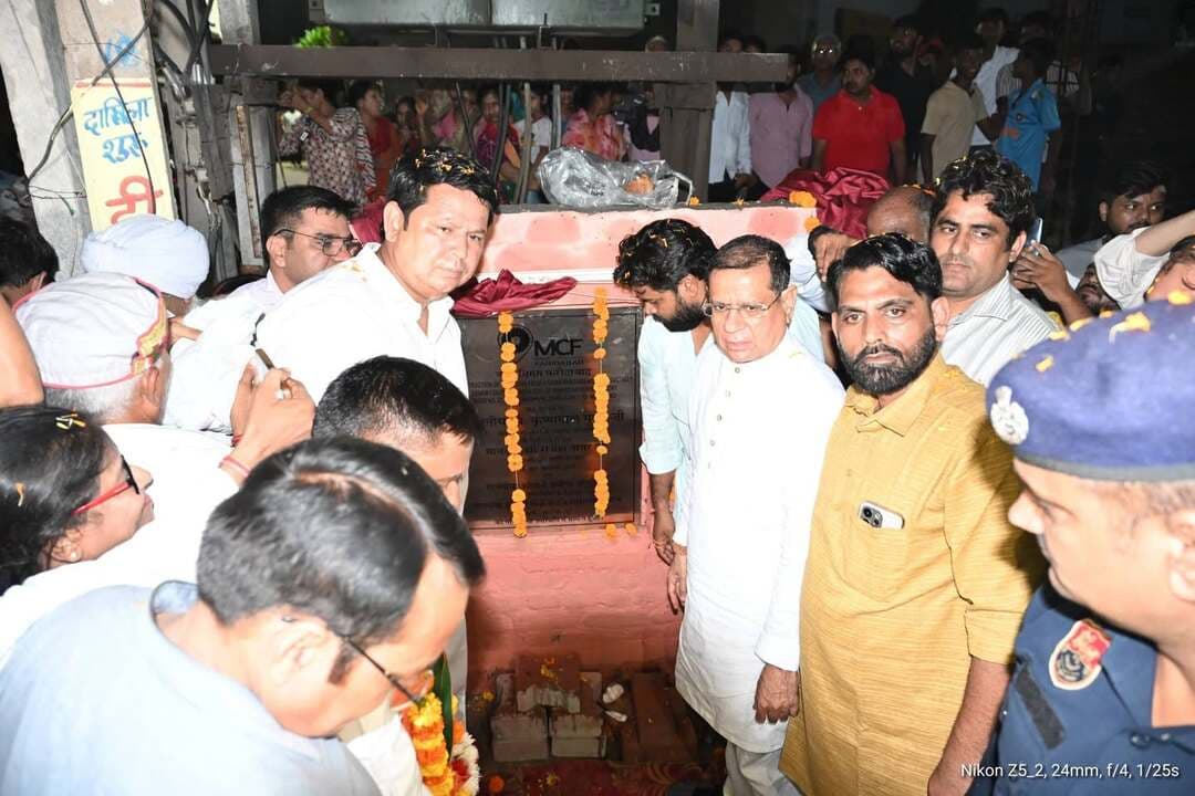 वार्ड नंबर 27 में मंत्री राजेश नागर ने शुरू किए 1.55 करोड़ रुपये के विकास कार्य
मंत्री राजेश नागर से बुजुर्ग बोले—तिगांव विधानसभा में विकास कार्यों से जनता खुश
फरीदाबाद। वार्ड नंबर 27 में रविवार को विकास कार्यों को गति देते हुए 27 फुटा आरसीसी सड़क और नाले के निर्माण कार्य का शुभारंभ किया गया। करीब 1.55 करोड़ रुपये की लागत से होने वाले इस निर्माण कार्य का उद्घाटन हरियाणा सरकार में मंत्री राजेश नागर ने स्थानीय बुजुर्गों के हाथों नारियल फुड़वाकर कराया। स्थानीय निवासियों ने इसके लिए सरकार एवं मंत्री का आभार जताया।
इस अवसर पर मंत्री राजेश नागर ने कहा कि क्षेत्र में विकास कार्य लगातार तेजी से आगे बढ़ रहे हैं। सड़क, नाले तथा अन्य बुनियादी सुविधाओं से जुड़े कार्यों को प्राथमिकता के आधार पर कराया जा रहा है, ताकि आम लोगों को बेहतर सुविधाएं उपलब्ध हो सकें। उन्होंने कहा कि वार्ड नंबर 27 में 27 फुटा आरसीसी सड़क और नाले के निर्माण से स्थानीय लोगों को काफी राहत मिलेगी। क्षेत्रवासियों को सड़क एवं जल निकासी से जुड़ी इस व्यवस्था की जरूरत थी।
मंत्री नागर ने कहा कि विकास कार्यों की गति से स्थानीय जनता बड़ी खुश है। उन्होंने कहा कि फरीदाबाद के विभिन्न क्षेत्रों में विकास कार्य तेजी से चल रहे हैं और जहां भी बुनियादी सुविधाओं को मजबूत करने की आवश्यकता है, वहां प्राथमिकता के आधार पर कार्य कराए जा रहे हैं। उन्होंने कहा कि सरकार का उद्देश्य केवल घोषणाएं करना नहीं, बल्कि स्वीकृत विकास परियोजनाओं को धरातल पर उतारकर जनता को उनका वास्तविक लाभ पहुंचाना है।
राजेश नागर ने कहा कि क्षेत्र में विकास कार्यों को गतिमान बनाए रखने और आवश्यक परियोजनाओं को मंजूरी देने के लिए वे मुख्यमंत्री नायब सिंह सैनी का आभार व्यक्त करते हैं। उन्होंने कहा कि प्रदेश सरकार के सहयोग से फरीदाबाद में विकास की नई गति देखने को मिल रही है। सड़क, सीवर, नाला, जल निकासी और अन्य नागरिक सुविधाओं से जुड़े कार्यों को लगातार आगे बढ़ाया जा रहा है।
इस अवसर पर पार्षद सरोज शीशराम अवाना ने मंत्री राजेश नागर का आभार व्यक्त करते हुए कहा कि 27 फुटा आरसीसी सड़क और नाले का निर्माण पूरा होने के बाद स्थानीय लोगों को आवागमन के साथ-साथ जल निकासी की समस्या से भी राहत मिलेगी।
इस अवसर पर वार्ड नंबर 27 से पार्षद रूबी सरोज शीशराम अवाना, बलेश्वर जैलदार जिला सचिव भाजपा युवा मोर्चा, डॉ राजेंद्र नागर, साहू प्रधान, एसपी चौधरी, भूपेंद्र चौधरी, बलदेव, कर्मवीर खारी, महावीर रावत, जनार्दन शर्मा, राम प्रसाद, सरदार प्रीतम सिंह, सरदार मलकीत सिंह, कुलदीप गुप्ता, रणधीर, मुलेंद्र अवाना, अजय अवाना, अन्नी भड़ाना ,साहू प्रधान सहित आरडब्ल्यूए के अनेक सदस्य मौजूद रहे।
फोटो संलग्न हैं