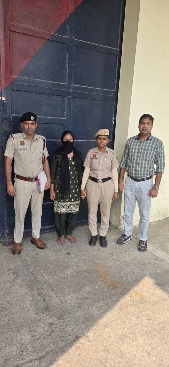 पुलिस प्रेस नोट 14.09.2026
अवैध नशा बेचने वालों पर फरीदाबाद पुलिस की बड़ी कार्रवाई: महिला सहित 2 गिरफ्तार, 1.214 किलोग्राम गांजा व 7.85 ग्राम स्मैक बरामद
फरीदाबाद: फरीदाबाद पुलिस का नशा तस्करों पर लगातार प्रहार जारी है। 13 सितंबर को 2 अलग-अलग स्थानों पर कार्रवाई करते हुये अपराध शाखाओं की टीमों ने महिला सहित 2 आरोपितों को गिरफ्तार किया है, जिनसे 1.214 किलोग्राम गांजा व 7.85 ग्राम स्मैक बरामद की गई है।
*राजीव कॉलोनी की रहने वाली महिला से 1.214 किलोग्राम गांजा बरामद*
पुलिस प्रवक्ता अनुसार अपराध शाखा सेक्टर-30 की टीम ने गुप्त सूचना के आधार पर कार्रवाई करते हुए आरोपित महिला को 1.214 किलोग्राम सहित राजीव कालोनी सेक्टर-56 से गिरफ्तार किया है, जिसने पूछताछ में बताया कि उसने यह गांजा किसी व्यक्ति से 9000 रुपये प्रति किलोग्राम के हिसाब से खरीदा था। वह व्यक्ति फरीदाबाद में गांजा देने आता था, जिसकी जानकारी के लिए महिला को पुलिस रिमांड पर लिया गया है।
*7.85 ग्राम स्मैक बरामद*
वहीं एक अन्य मामले में अपराध शाखा सेक्टर-48 की टीम ने हिमांशु (33) वासी कोतवाली फरीदाबाद को NIT-2 से 7.85 ग्राम स्मैक सहित काबू किया है। जिसने पूछताछ में बताया कि वह एक अन्य व्यक्ति के लिए प्रतिदिन दिहाडी पर स्कूटी से नशा बेचने का काम करता था। सारा काम उसे फोन के द्वारा ही पता चलता था। स्कूटी व फोन को पुलिस ने जब्त कर लिया गया है और आरोपित को जेल भेजा दिया है।
प्रवक्ता, फरीदाबाद पुलिस