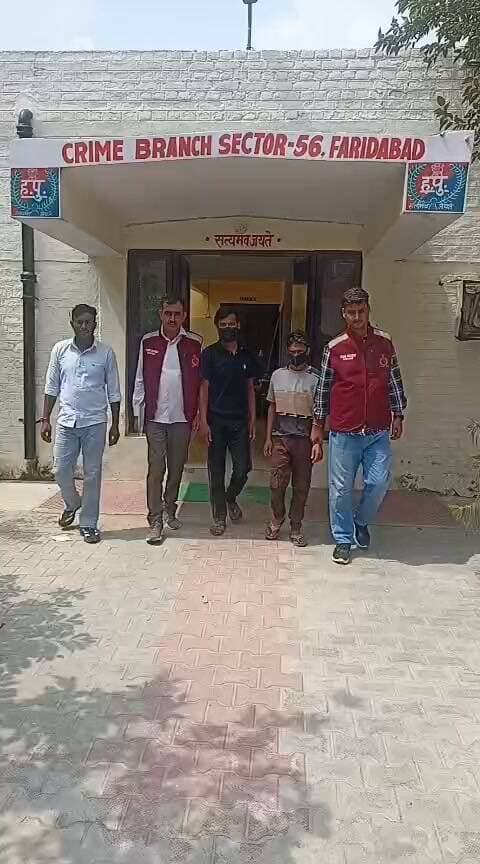 पुलिस प्रेस नोट 14.09.2026
सेक्टर-58 स्थित रबर कंपनी से कॉपर वायर चोरी करने के मामले में 2 आरोपित गिरफ्तार, 2 बंडल कॉपर वायर बरामद, क्राईम ब्रांच सेक्टर-56 की कार्रवाई,
फरीदाबाद- सेक्टर-58 स्थित रबर कंपनी से 11/12 सितंबर की रात को कॉपर वायर चोरी करने के मामले में क्राईम ब्रांच सेक्टर-56 की टीम ने 2 आरोपितों को गिरफ्तार किया है। जिनकी पहचान सचिन व गोरव वासी सेक्टर-59 फरीदाबाद के रुप में हुई है। जिनको न्यायालय में पेश कर जेल भेज दिया गया है।
पुलिस प्रवक्ता अनुसार सेक्टर-64 वासी एक व्यक्ति ने थाना सेक्टर-58 में दी अपनी शिकायत में बताया कि उसकी सेक्टर-58 में एक रबर की कंपनी है, जिसमें से 12 सितंबर को किसी नामालूम द्वारा 2 बंडल कॉपर वायर चोरी लर ली गई, जिस शिकायत पर थाना सेक्टर-58 में संबंधित धाराओं में मामला दर्ज जांच आरंभ की गई।
पूछताछ में सामने आया कि दोनों आरोपी दोस्त है व एक प्राईवेट कंपनी में मजदुरी का काम करते है, 11 सितंबर की रात को आरोपितों ने कंपनी की दीवार फांदकर चोरी की वारदात को अंजाम दिया था। जिनसे 2 बंडल कॉपर वायर बरामद की गई है।
पुलिस प्रवक्ता