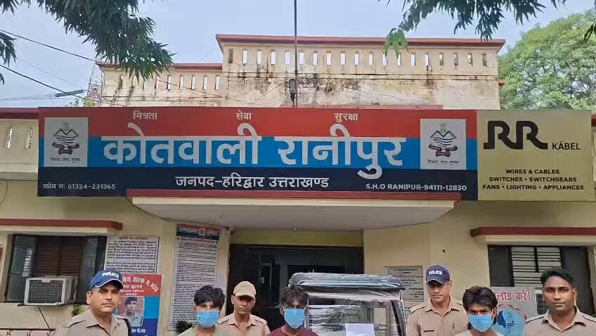 BIG BREAKING:: ई-रिक्शा बना लूट का अड्डा! सुनसान रास्ते में सवारी को घेरा, पेट पर नुकीली चीज अड़ाकर ₹10 हजार लूटे—तीन शातिर लुटेरे गिरफ्तार - Bahadrabad News
=================
_*पूरी ख़बर पढ़ने के लिए नीचे दी गई ब्लू लाइन पर क्लिक करें।*_
👇👇
https://bahadrabadnews.com/big-breaking-e-rickshaw-became-a-den-of-robbery-surrounded-the-passenger-on-a-deserted-road/
*"बहादराबाद न्यूज़/ की खबरे व्हाट्सएप पर पाने के लिए ग्रुप से जुड़े.. क्लिक करे!*👇
https://chat.whatsapp.com/JRJhdKtAfvYEyJxTAHmU0W
=================
_*News by -SHAJAD ALI*_