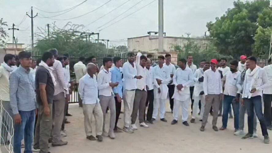 बज्जु में किसानो ने जीएसएस पर विरोध प्रदर्शन किया
