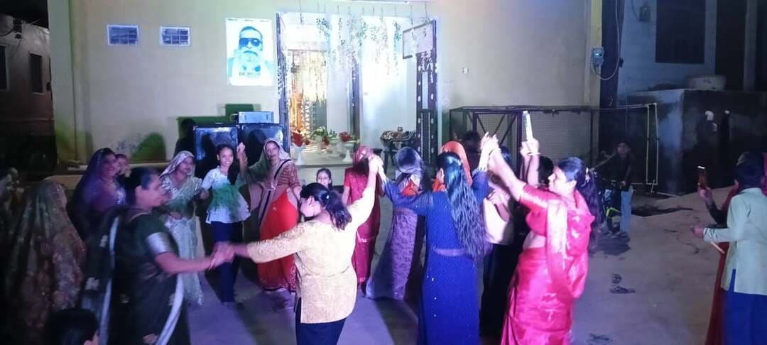 #धूमधाम_से_मनाया_डांडिया_महोत्सव__
#बृजनगर____
बृज नगर कस्बे के सीताराम जी मोहल्ले में गणेश महोत्सव के पावन पर्व पर बड़ी धूमधाम से महिलाओं द्वारा डांडिया महोत्सव आयोजित किया गया।